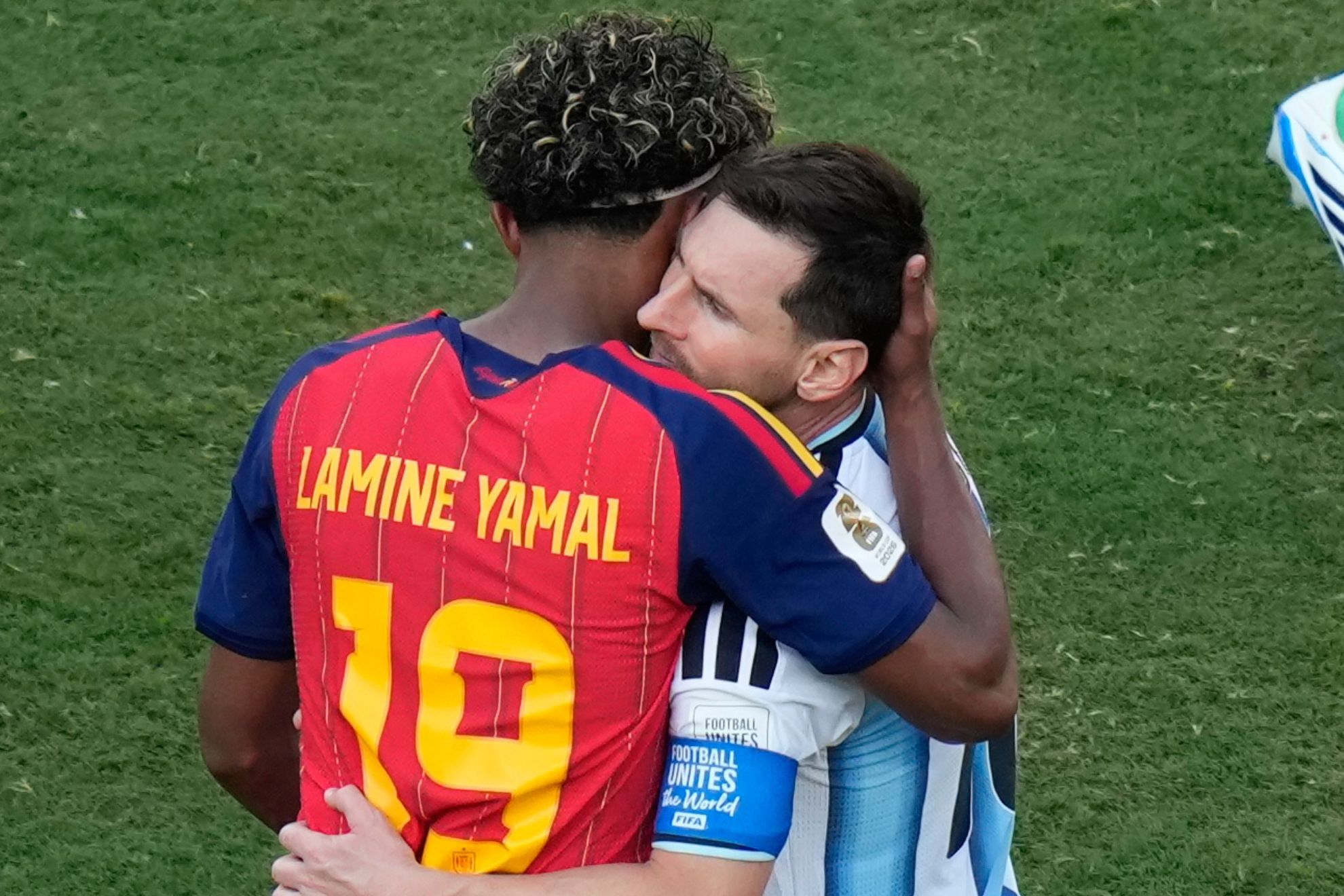 the-shocking-image-of-lamine-yamal-praying-while-leandro-paredes-was