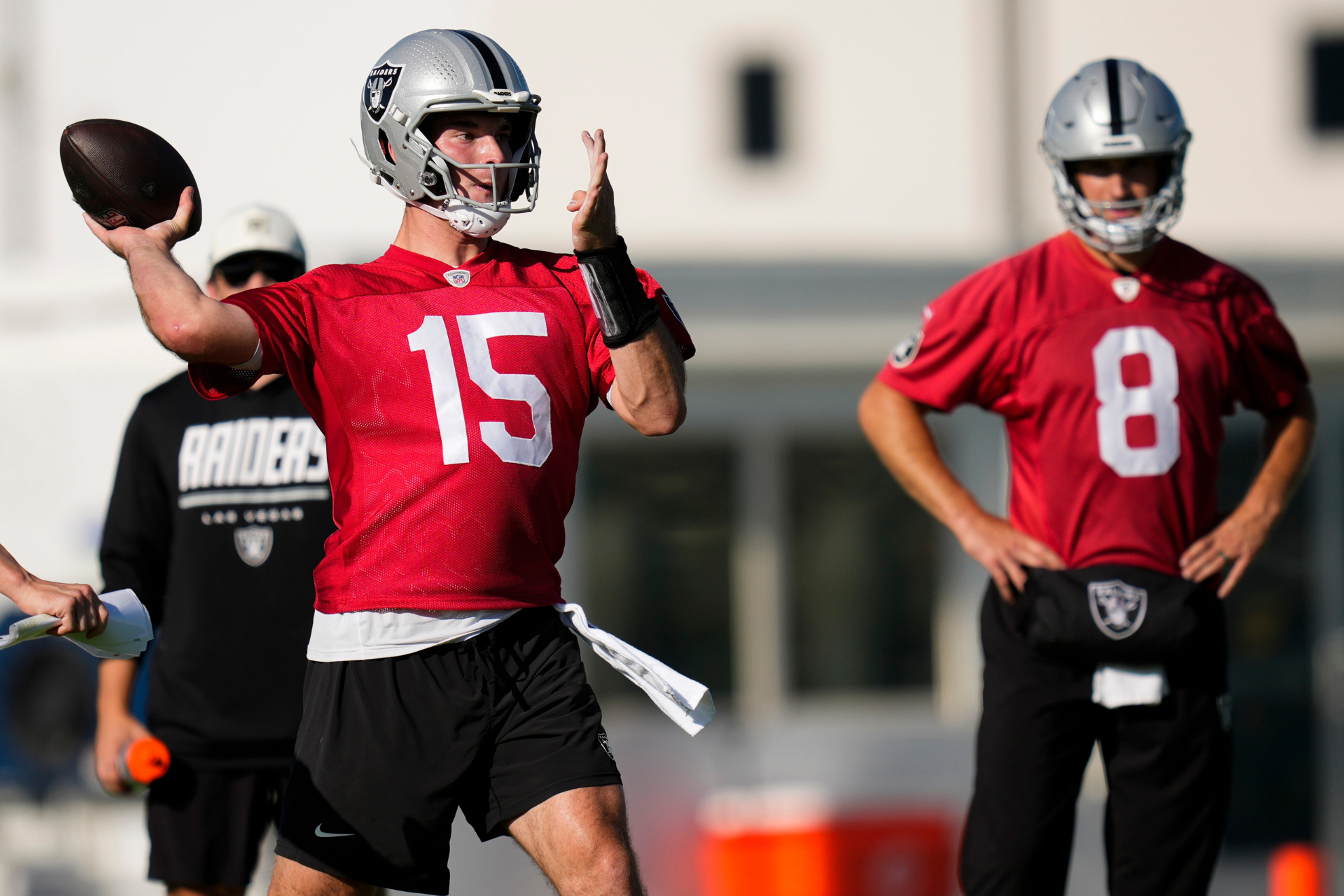 Kirk Cousins watches Fernando Mendoza throw a pass LAPRESSE