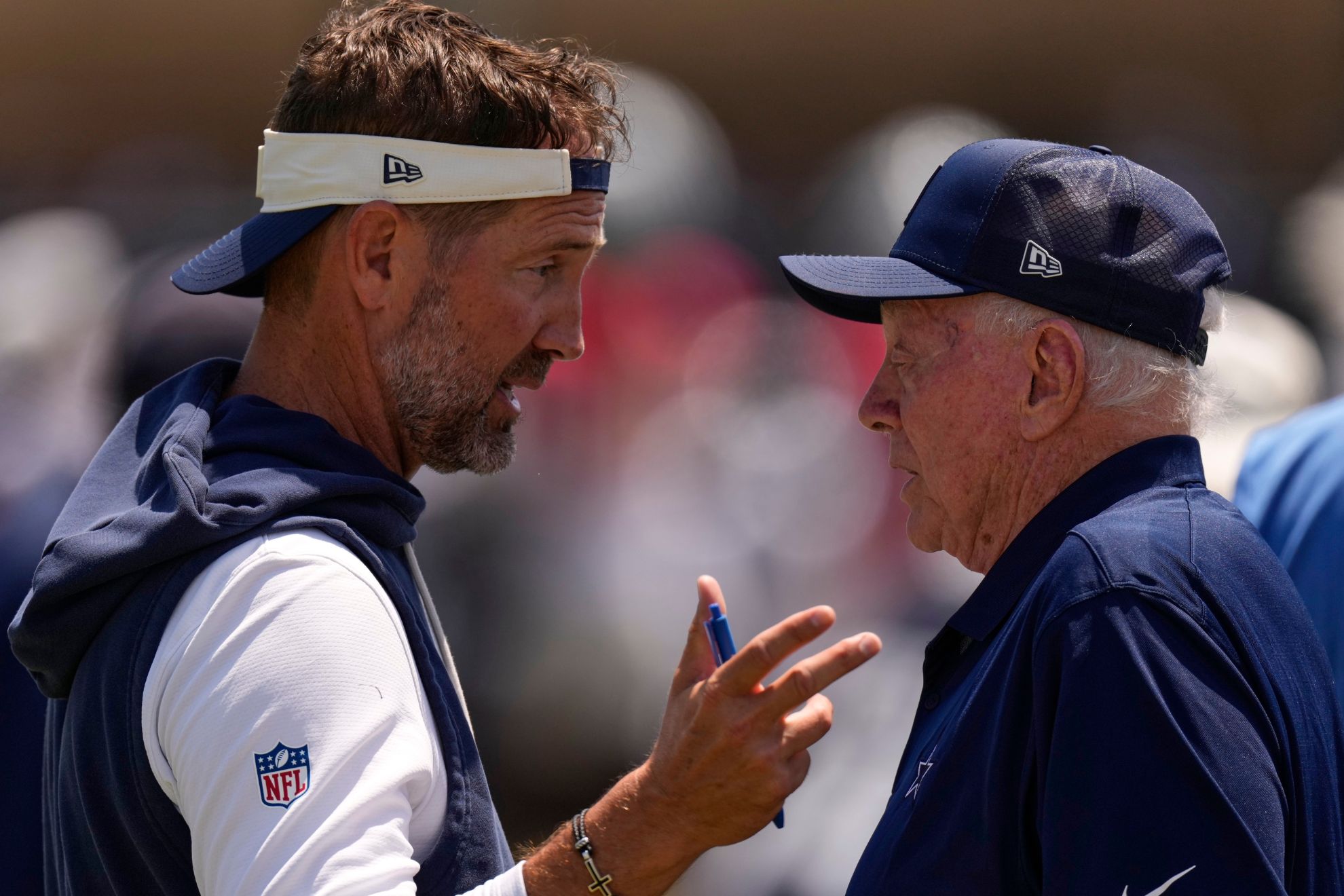 Dallas Cowboys head coach Brian Schottenheimer (L) and Dallas Cowboys owner, president and general manager Jerry Jones (R). LAPRESSE