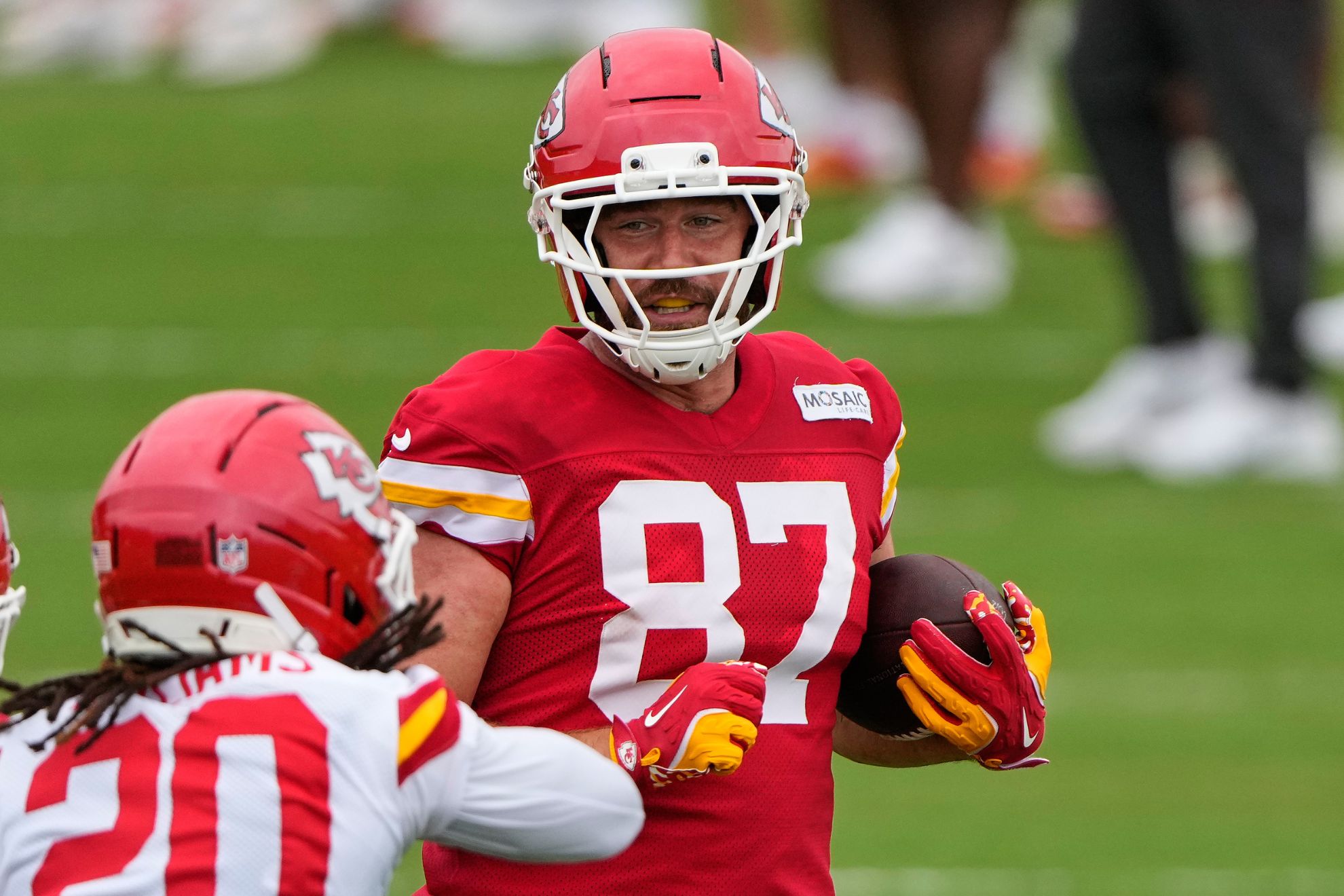 Kansas City Chiefs tight end Travis Kelce (87) runs the ball during NFL football training camp Friday, July 31, 2026, in St. Joseph, Mo. LAPRESSE