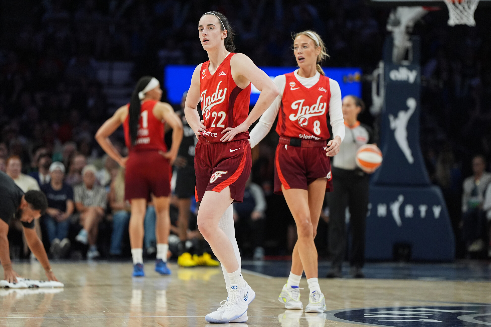 Indiana Fever guards Caitlin Clark (22) and Sophie Cunningham (8) LAPRESSE