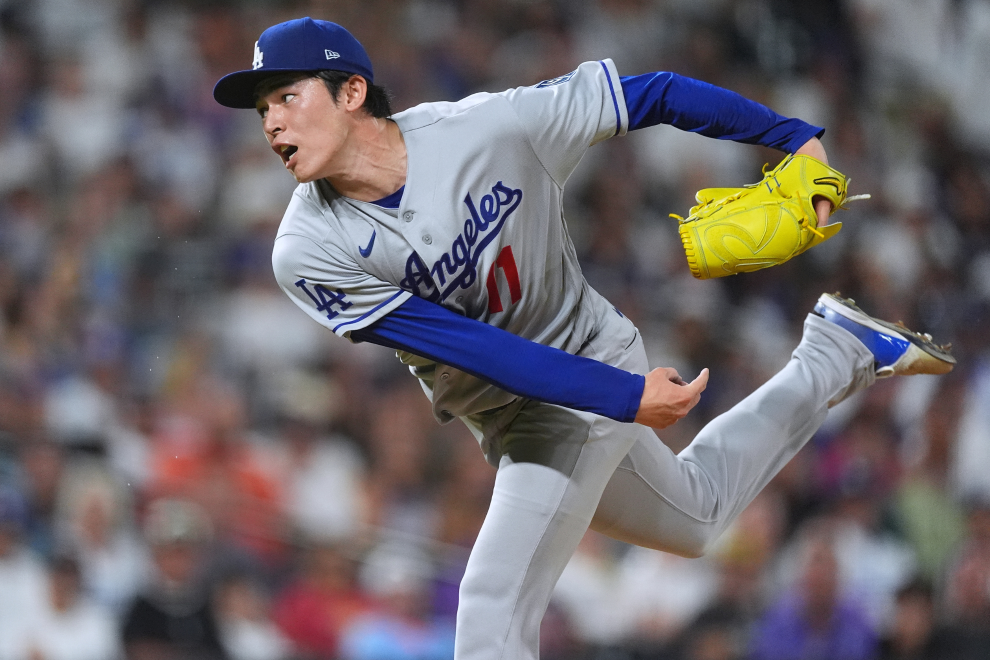 Roki Sasaki of the Los Angeles Dodgers uses a new, larger glove to stop him from tipping pitches to opponents. LAPRESSE