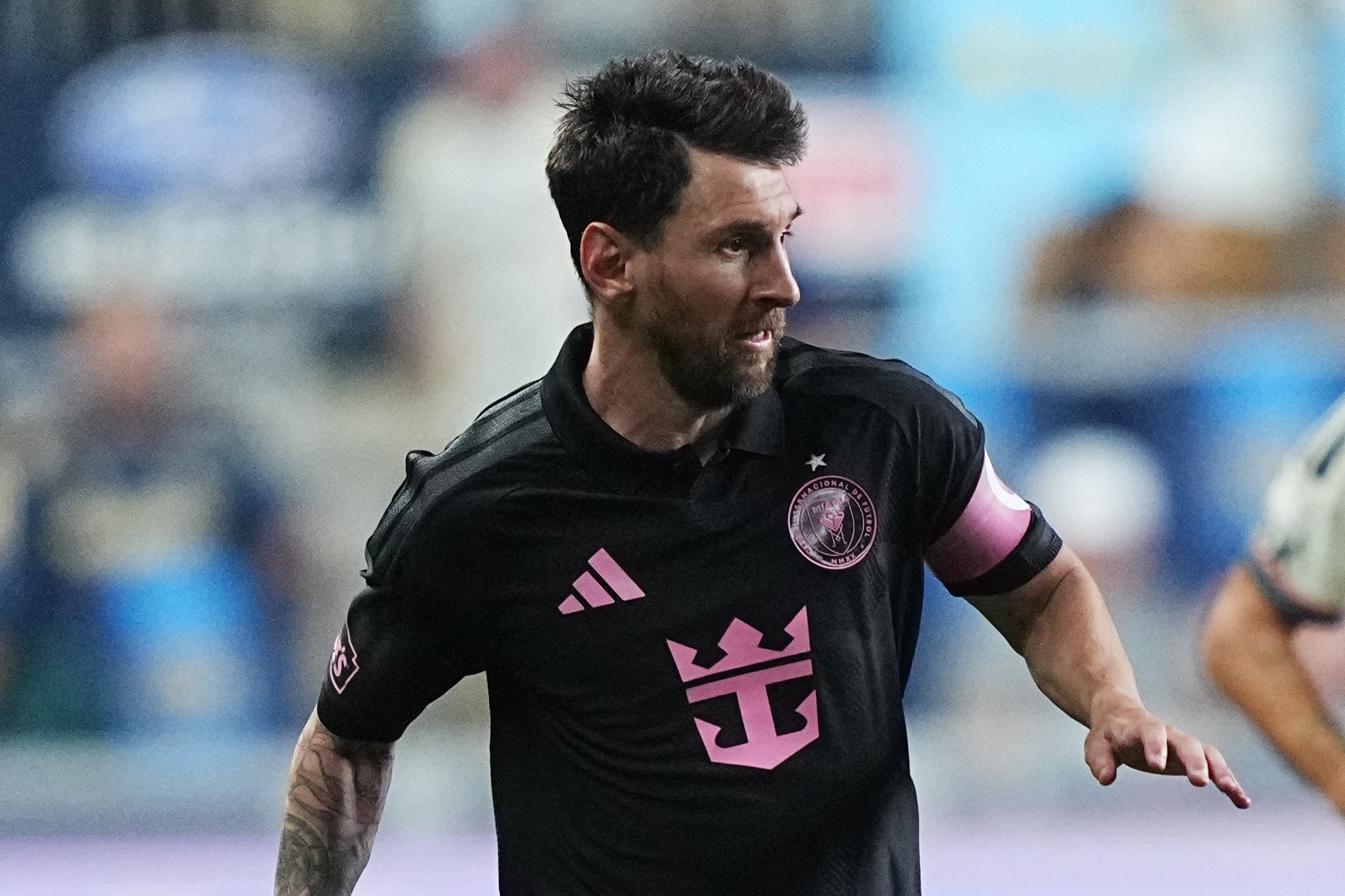Leo Messi moves the ball up the field during the soccer match against the Philadelphia Union. LAPRESSE