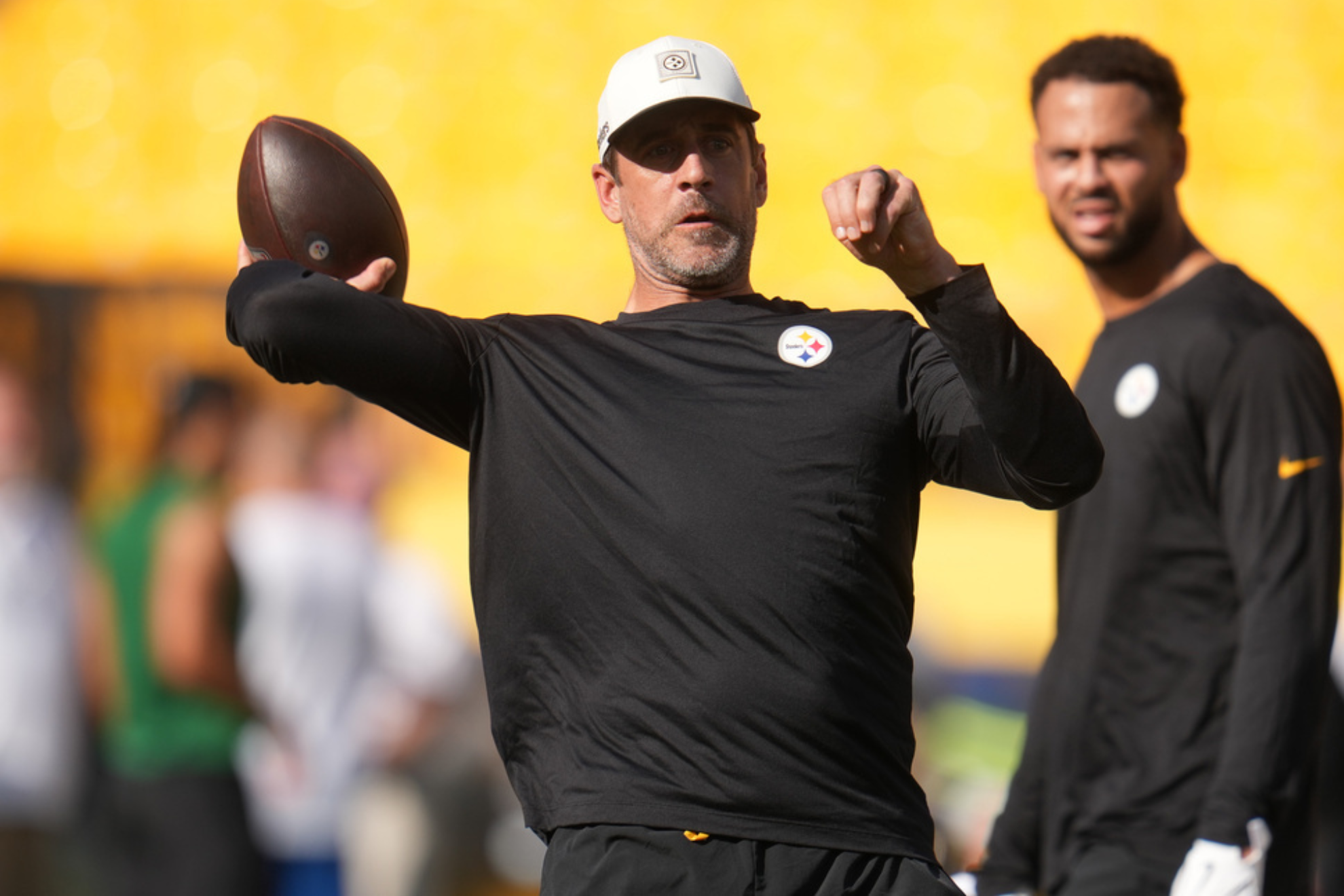 Aaron Rodgers warms up before a Pittsburgh Steelers preseason game. LAPRESSE