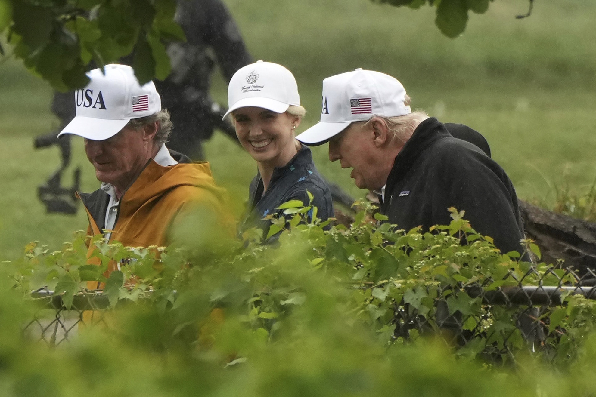 President Trump, from right, White House aide Natalie Harp and Interior Secretary Doug Burgum. LAPRESSE
