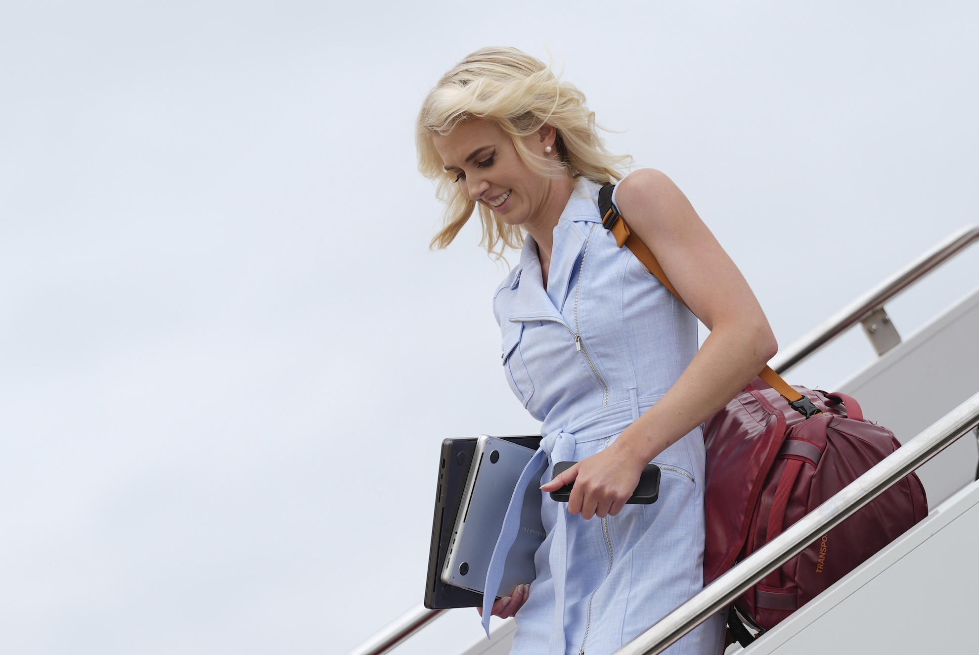 White House aide Natalie Harp disembarks Air Force One LaPresse