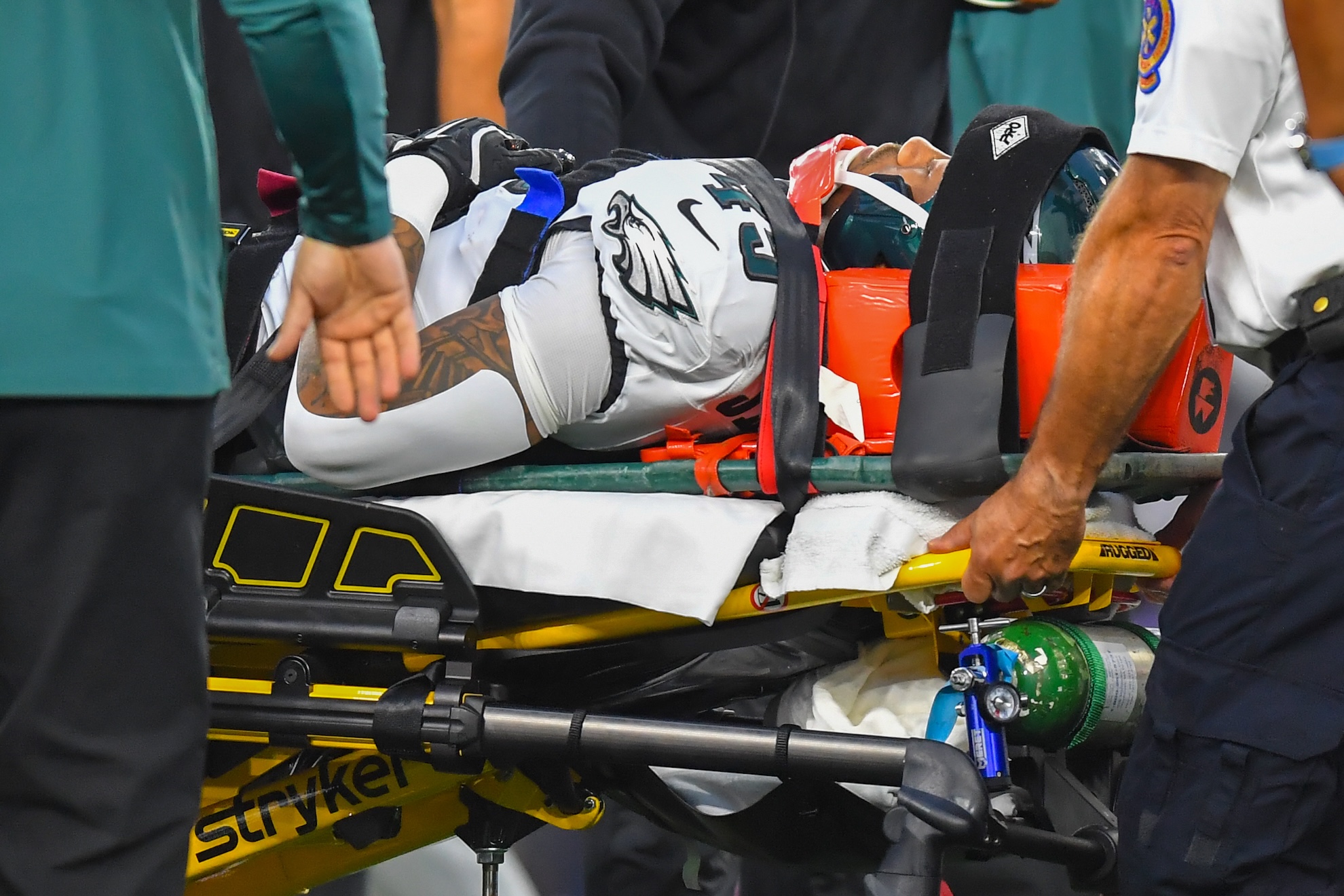 Philadelphia Eagles' Ja'Quinden Jackson is taken off the field on a stretcher LaPresse