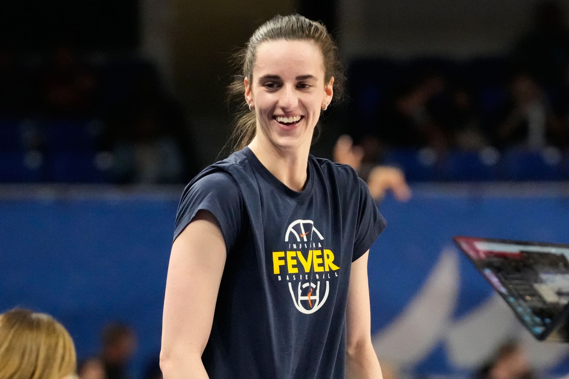 Indiana Fever guard Caitlin Clark, right, smiles as she talks with teammates before a WNBA basketball game against the Chicago Sky, Sunday, Aug. 23, 2026, in Chicago. LAPRESSE