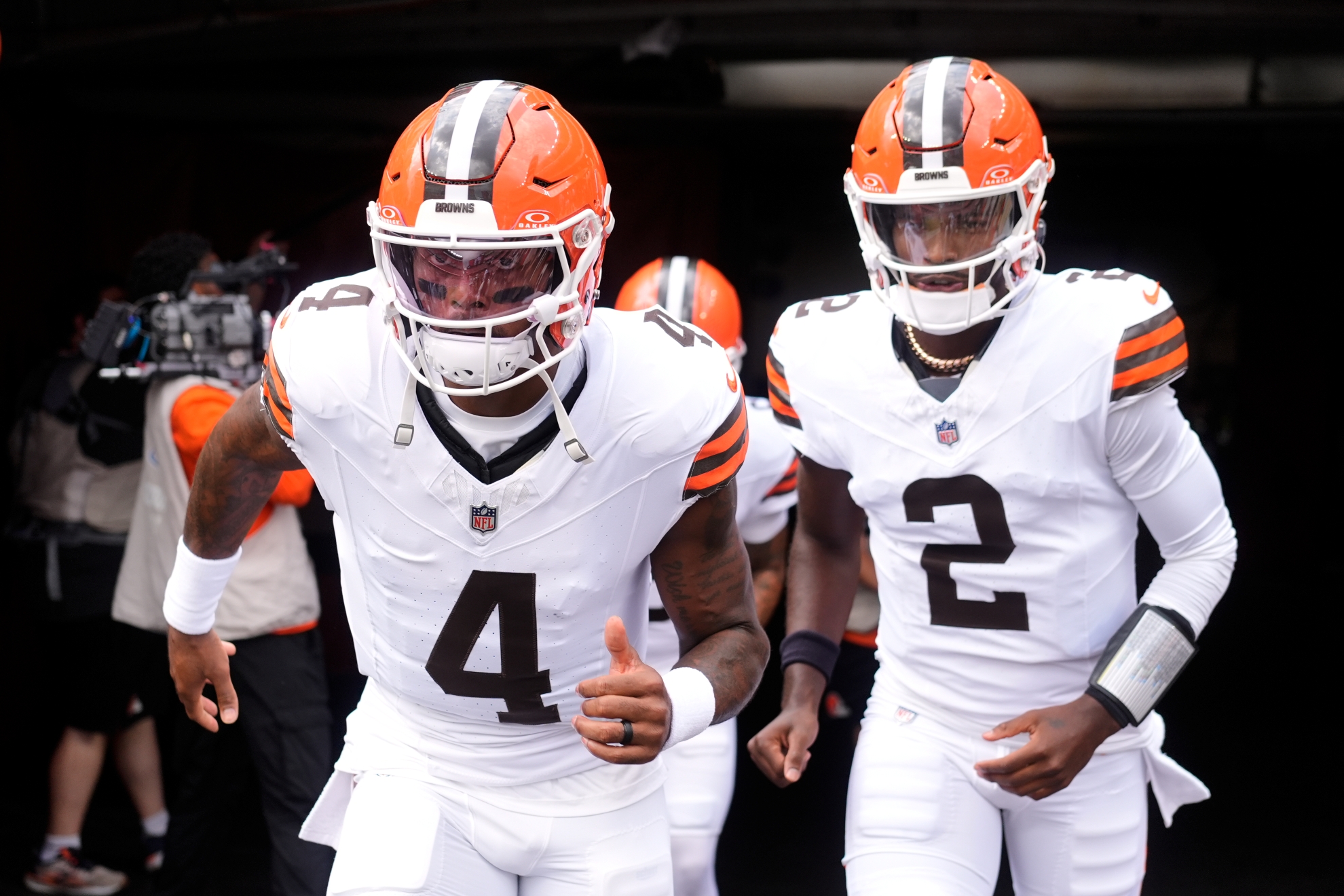 Cleveland Browns quarterback Deshaun Watson (4) and quarterback Shedeur Sanders (2) enter the field to warm up before a preseason game LAPRESSE