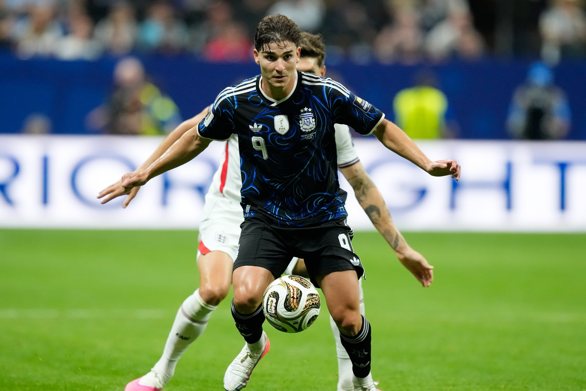 Julian Alvarez receives a pass during the Argentina vs. England match at the 2026 FIFA World Cup. LAPRESSE