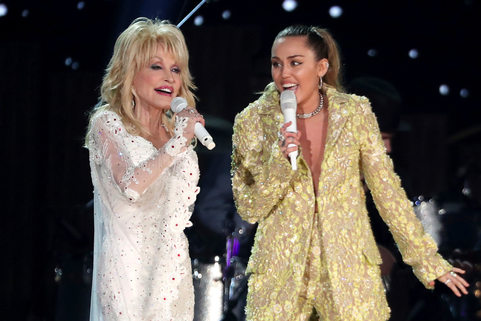 Dolly Parton (left) and Miley Cyrus (right) perform together at the 61st Grammy Awards in 2019. LAPRESSE
