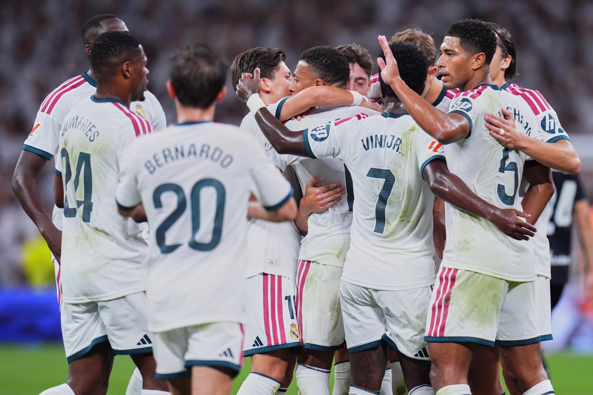 Real Madrid players celebrate after a goal. LAPRESSE