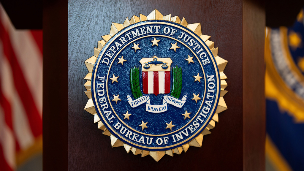 FILE - An FBI seal is displayed on a podium before a news conference at the field office in Portland, Ore., Jan. 16, 2025. (AP Photo/Jenny Kane, File) LAPRESSE