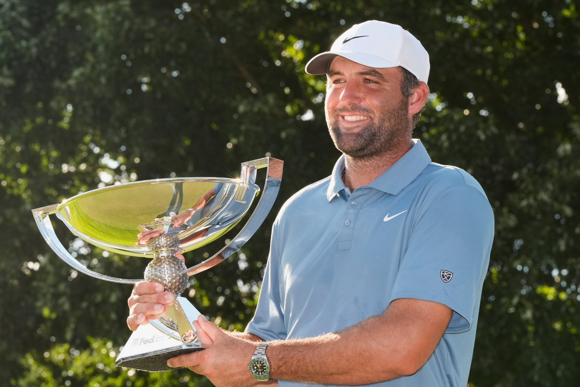 Scottie Scheffler poses with the trophy after winning the PGA Tour Championship golf tournament. LAPRESSE
