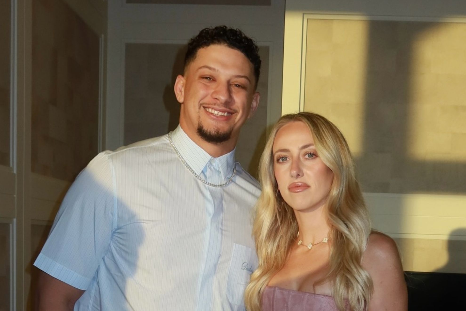 Brittany Mahomes drives Patrick Mahomes crazy showing toned legs winning the athletic race at home IG
