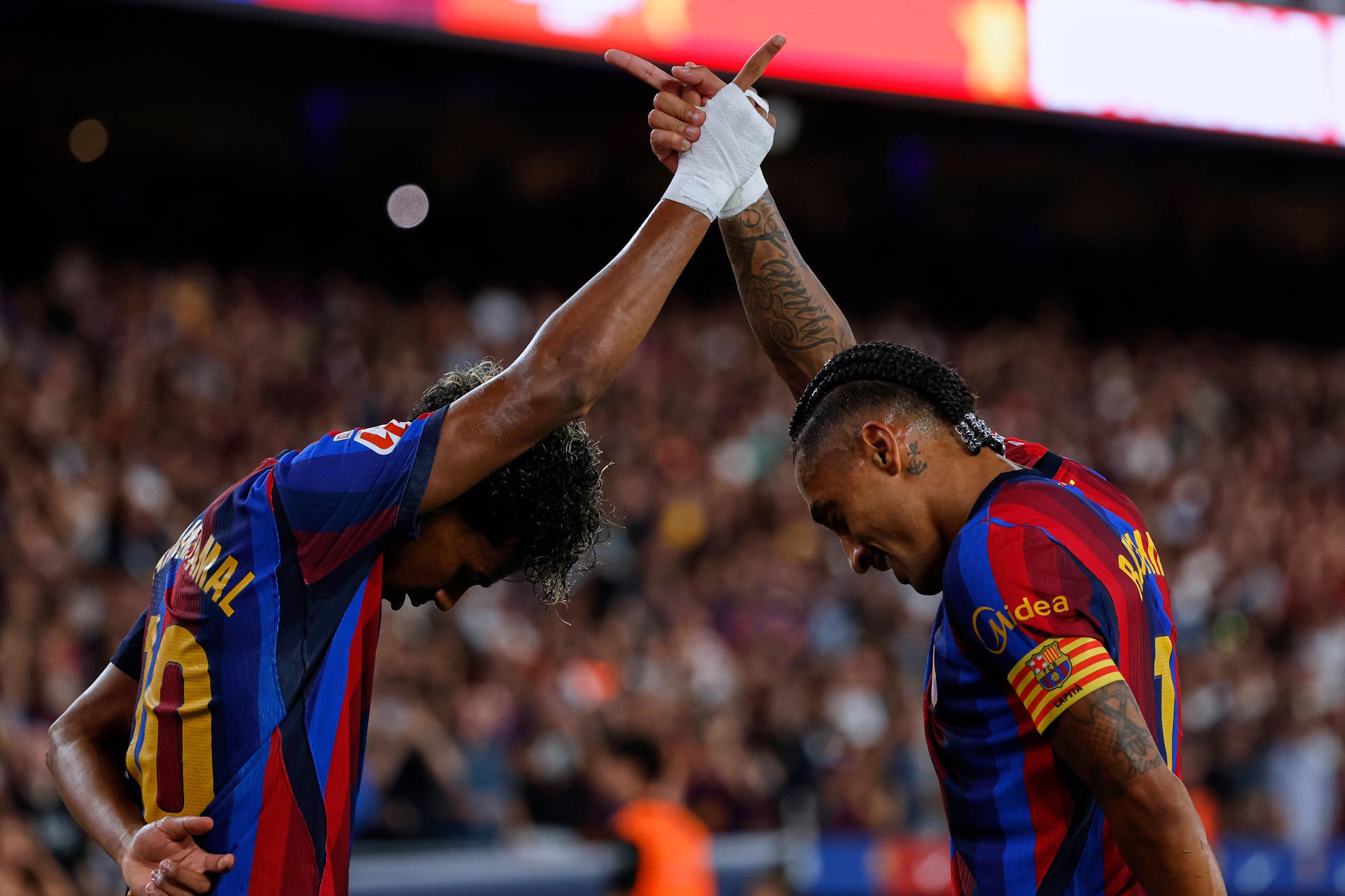 Lamine Yamal celebrates with his teammate Raphinha after scoring . LAPRESSE
