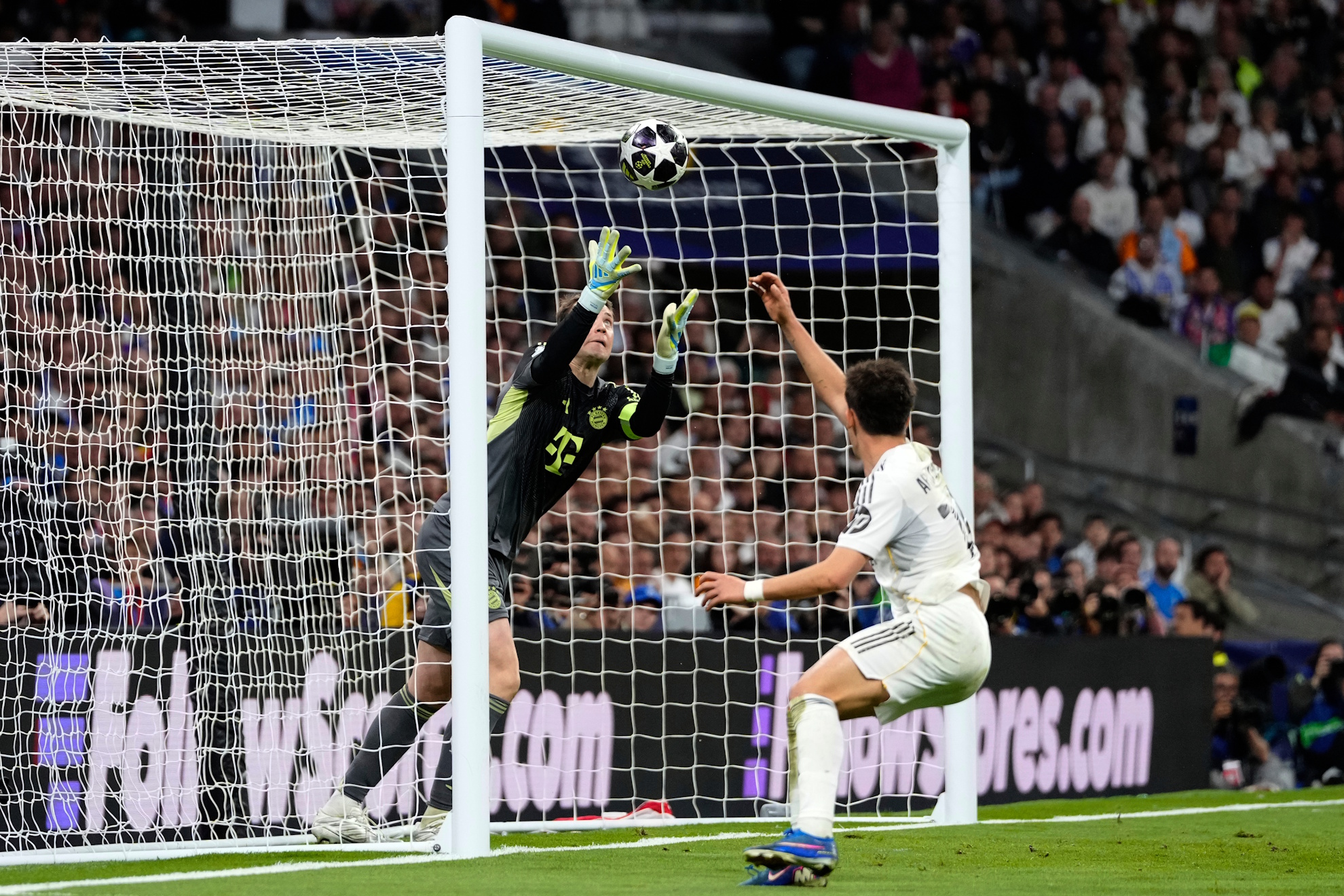 Bayern's goalkeeper Manuel Neuer makes a save before Real Madrid's Raul Asencio can score. LAPRESSE