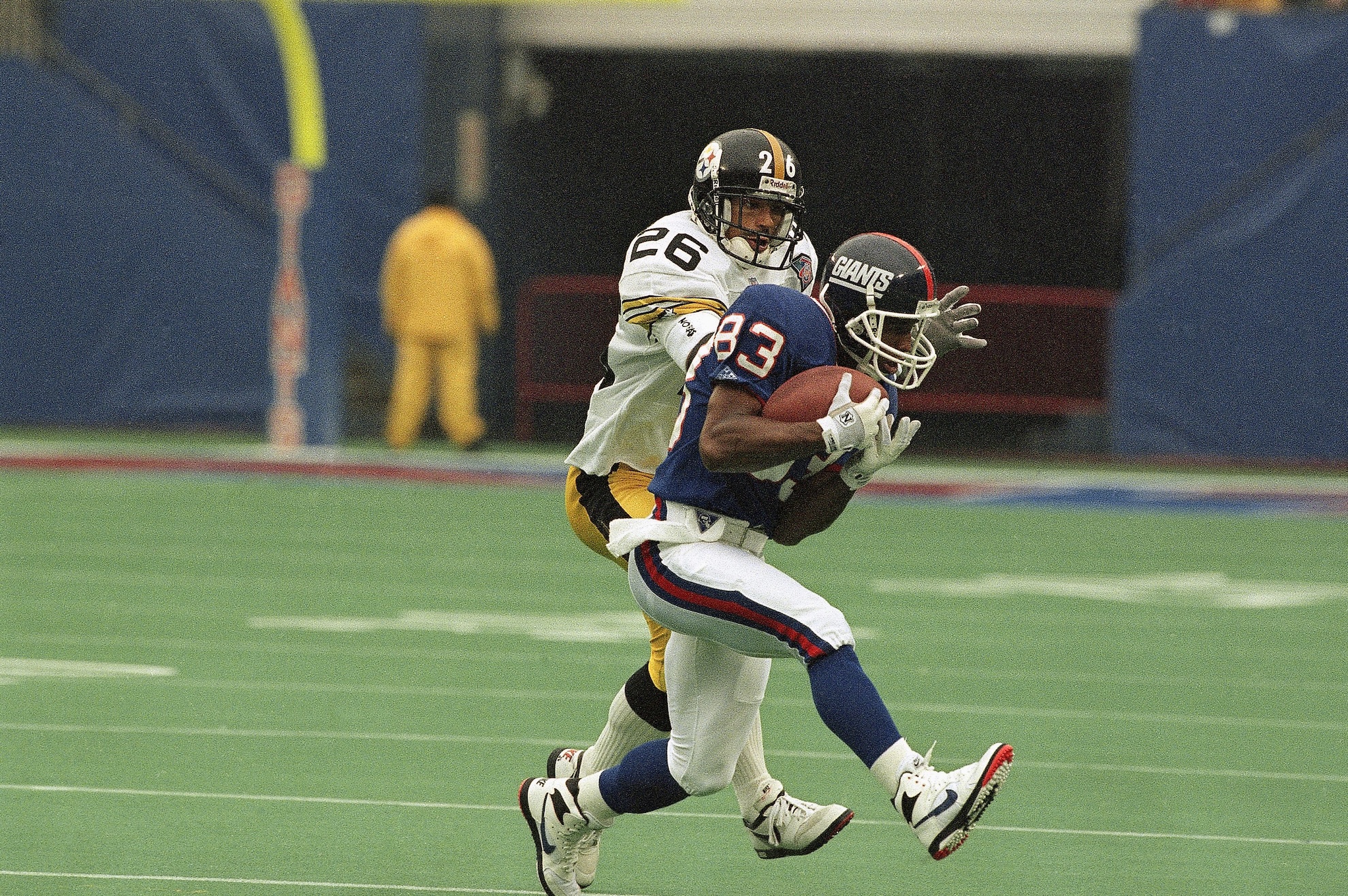New York Giants wide receiver Arthur Marshall (83) pulls in a pass in front of Pittsburgh Steelers cornerback Rod Woodson (26) on Oct. 23, 1994 LaPresse