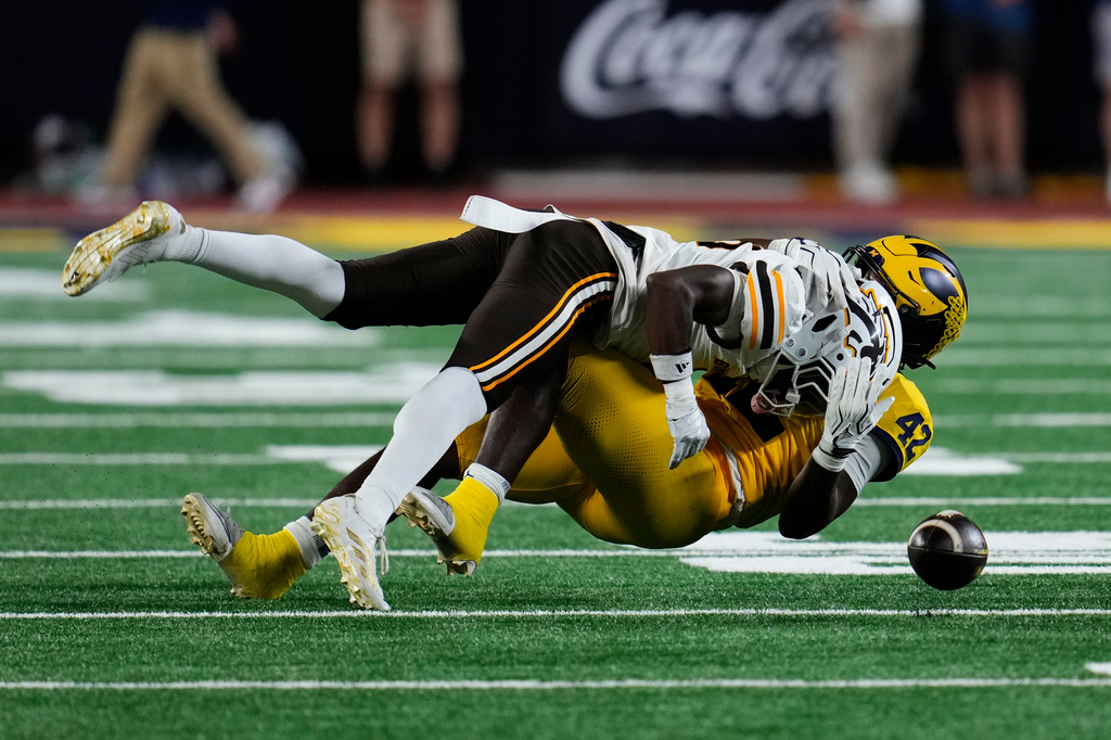 Western Michigan cornerback Jarvarius Sims (8) knocks the ball from Michigan tight end Jalen Hoffman (42) for an incompletion during the second half of an NCAA college football game Saturday, Sept. 5, 2026, in Ann Arbor, Mich. (AP Photo/Paul Sancya) LAPRESSE