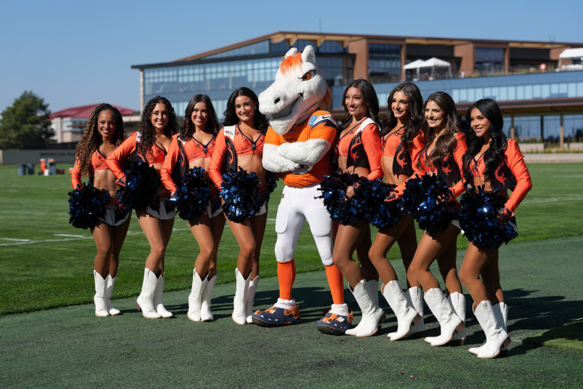 Denver Broncos Miles the mascot, center, joins cheerleaders for a photograph LAPRESSE