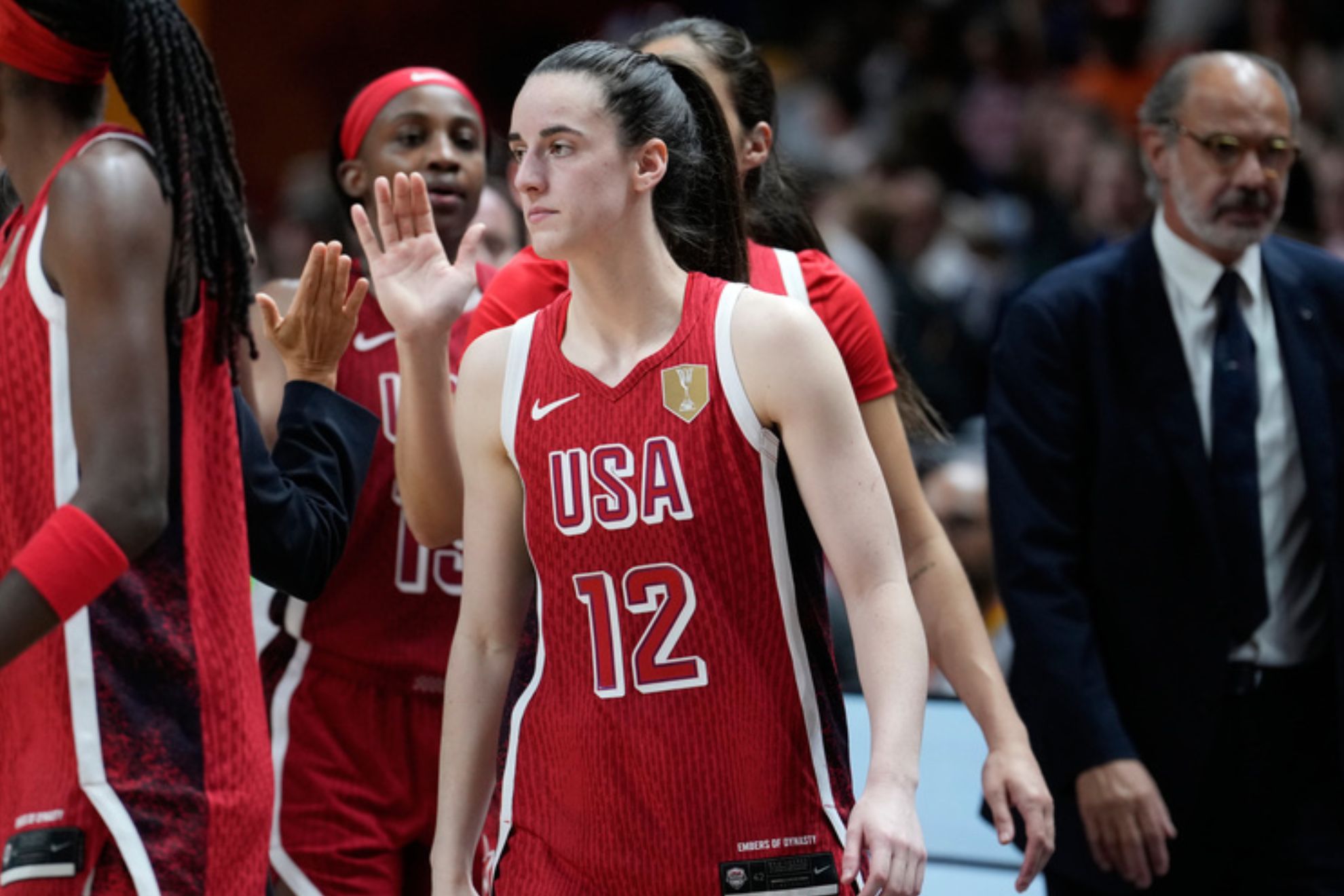 United States' Caitlin Clark walks off the court after the Women's Basketball World Cup match between the United States and Italy in Berlin, Sunday, Sept. 6, 2026. (AP Photo/Ebrahim Noroozi) LAPRESSE