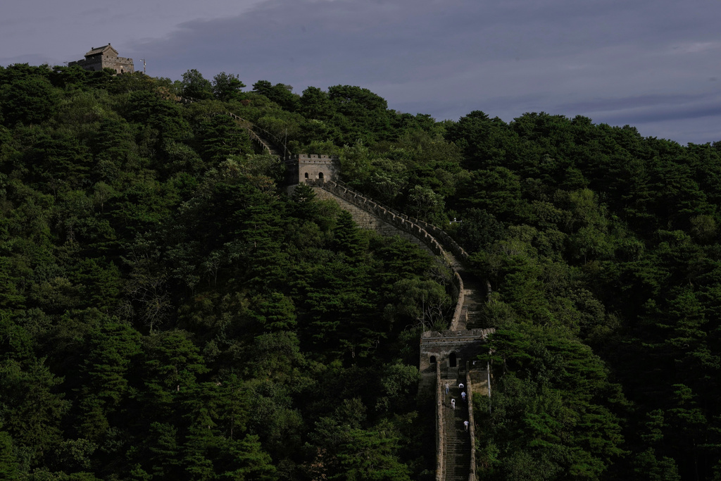 Tourists walk along the Mutianyu section of the Great Wall on the outskirts of Beijing, Tuesday, Sept. 16, 2025. (AP Photo/Mahesh Kumar A.) LAPRESSE