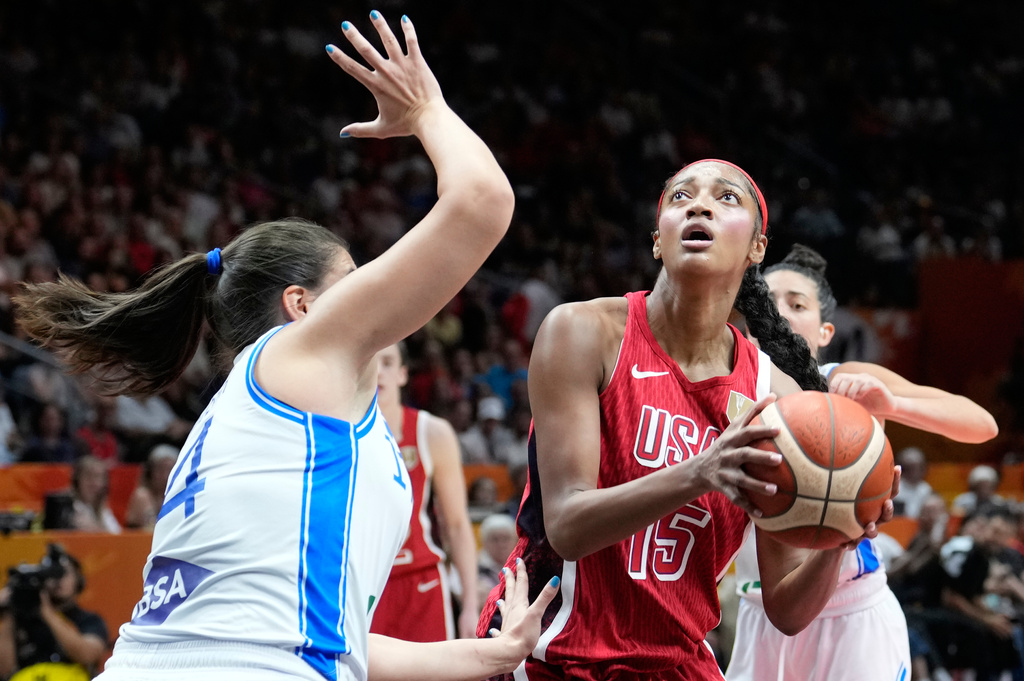 Italy's Sara Madera guards Angel Reese, of the United States, during the Women's Basketball World Cup match between the United States and Italy in Berlin, Sunday, Sept. 6, 2026. (AP Photo/Ebrahim Noroozi) LAPRESSE