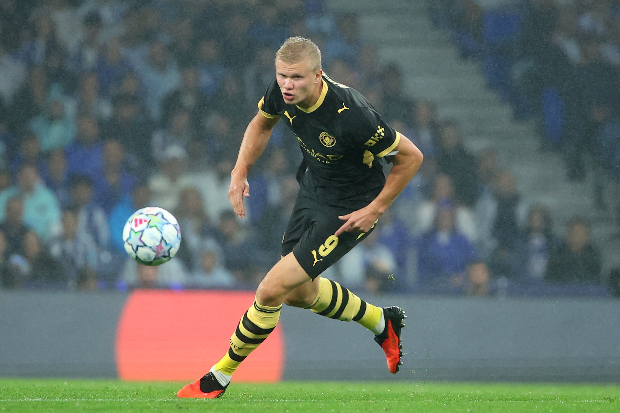 Manchester City's Erling Haaland runs after the ball. LAPRESSE