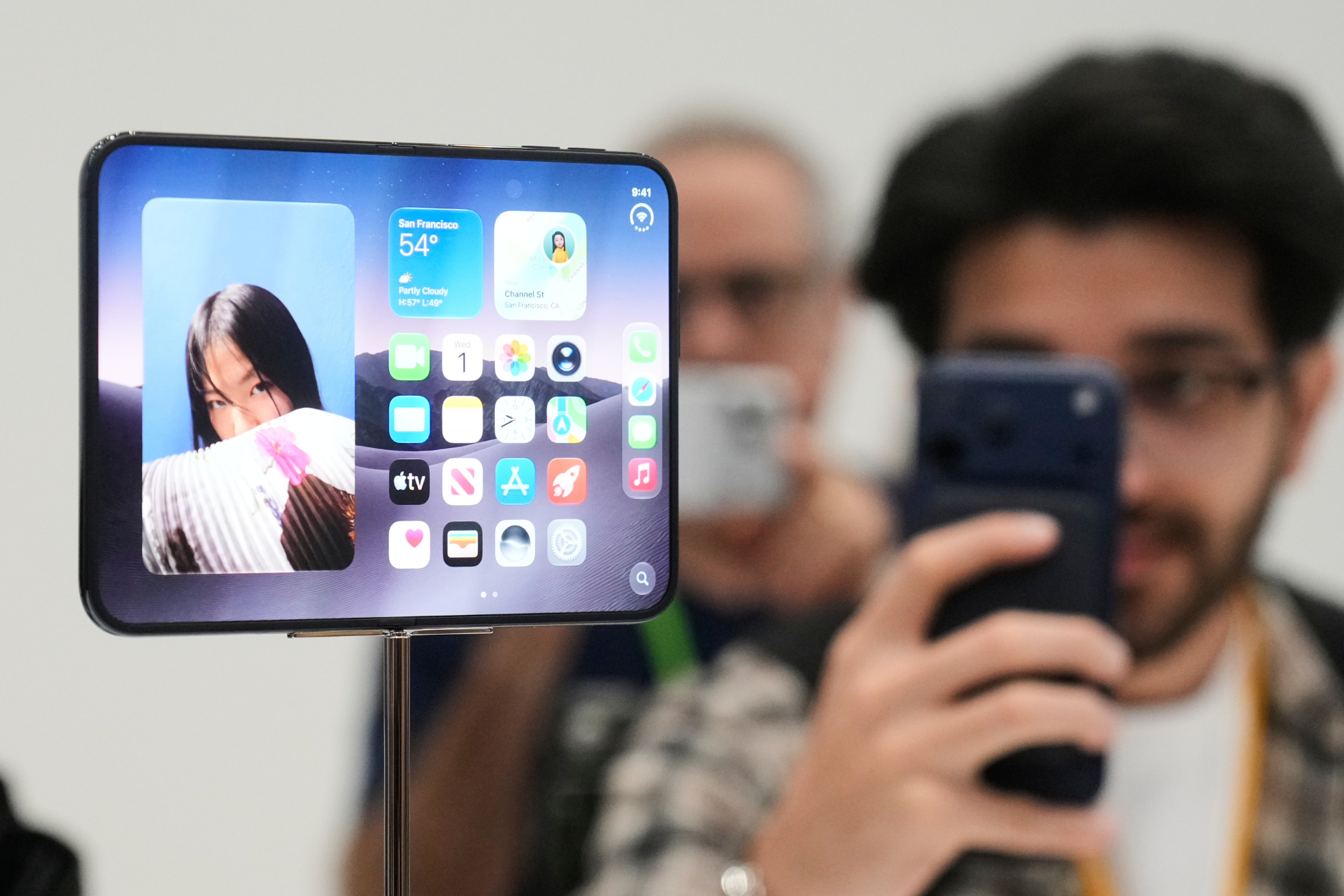 Apple reveals their first foldable phone, the iPhone Duo. LAPRESSE