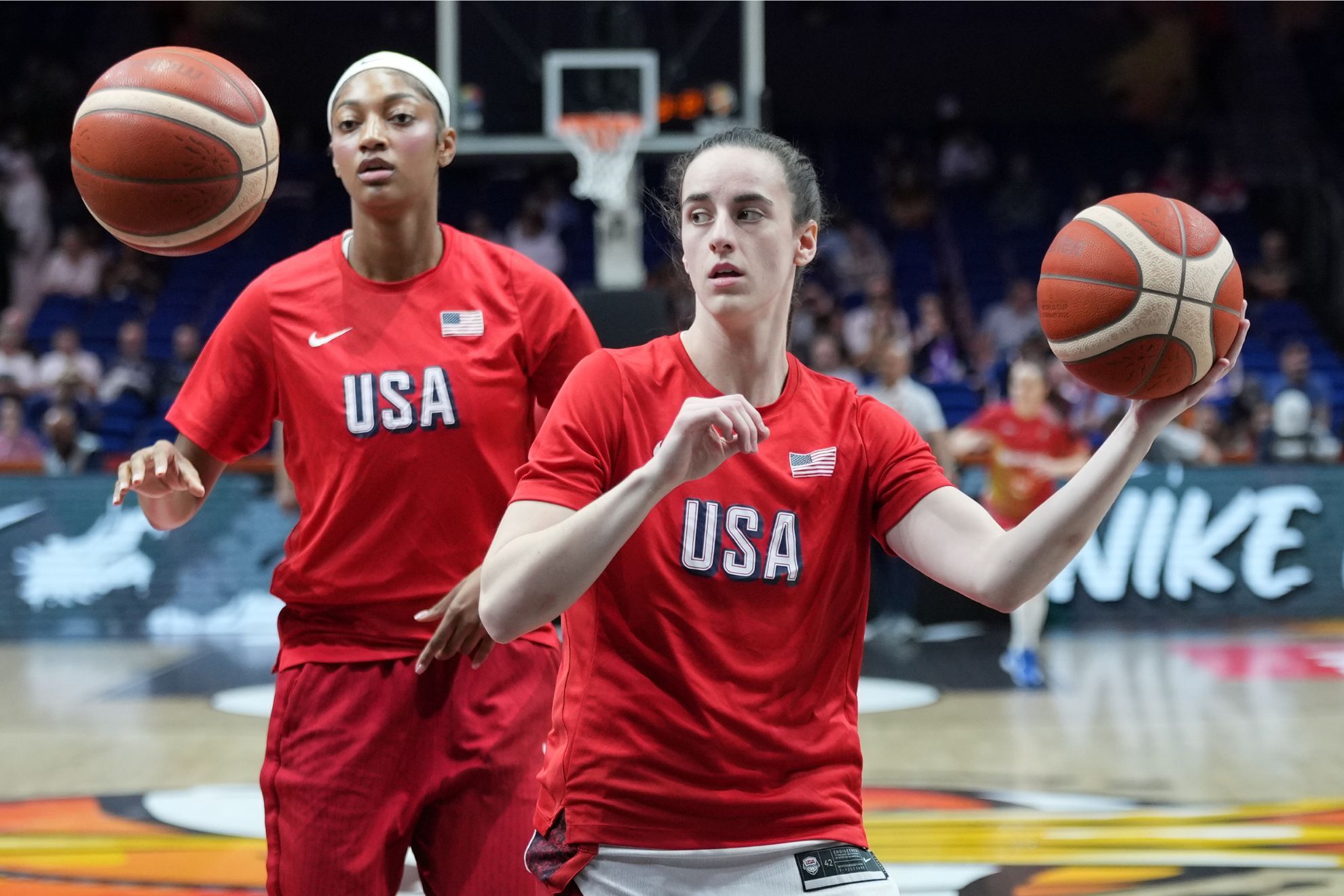 Pie de foto: Angel Reese, of the United States, left, and United States' Caitlin Clark warm up for the Women's Basketball World Cup