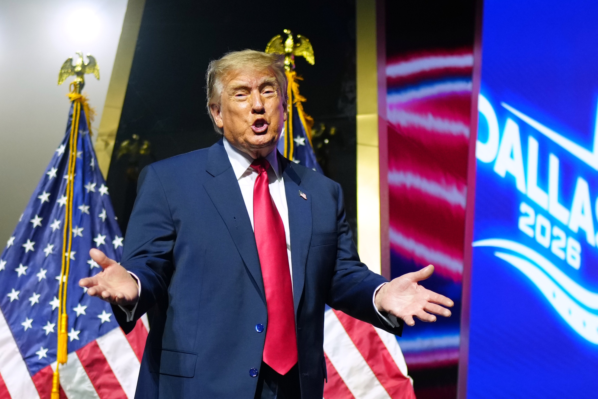 President Donald Trump gestures as he departs the Republican convention in Dallas. LAPRESSE