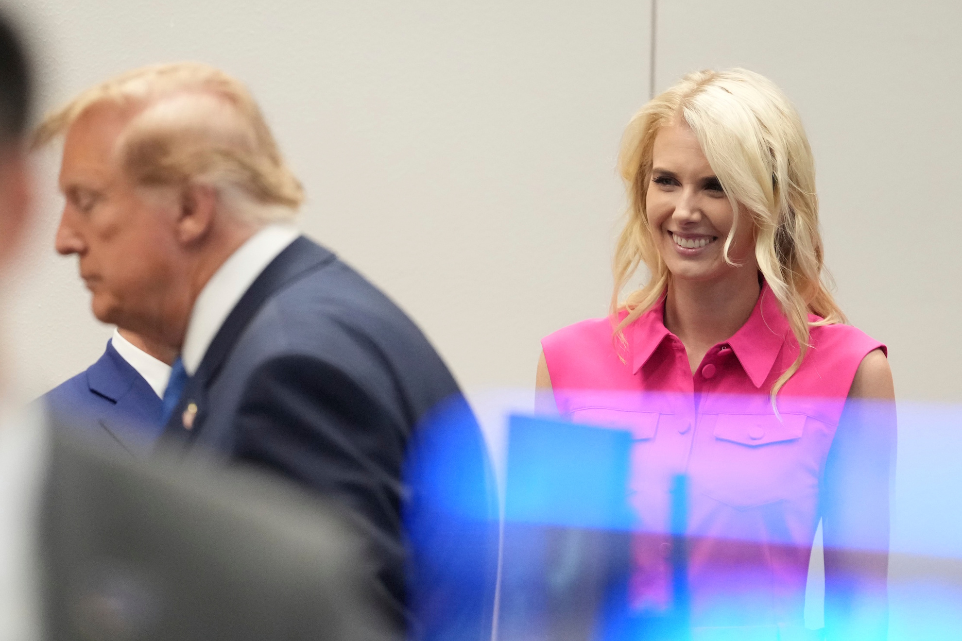 White House aide Natalie Harp, right, looks after President Donald Trump, left,. LAPRESSE