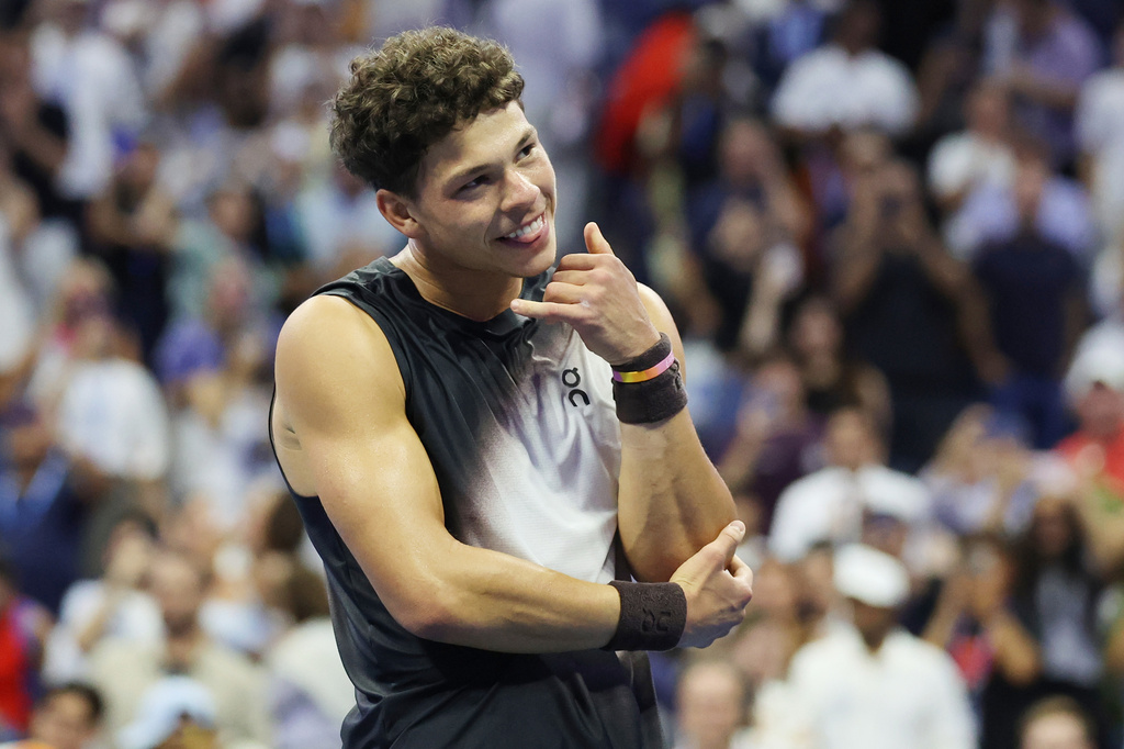 Ben Shelton, of the United States, reacts towards his girlfriend American soccer player Trinity Rodman after defeating Carlos Alcaraz, of Spain, in the quarterfinal round of the U.S. Open tennis championships, Wednesday, Sept. 9, 2026, in New York. (AP Photo/Heather Khalifa) LAPRESSE
