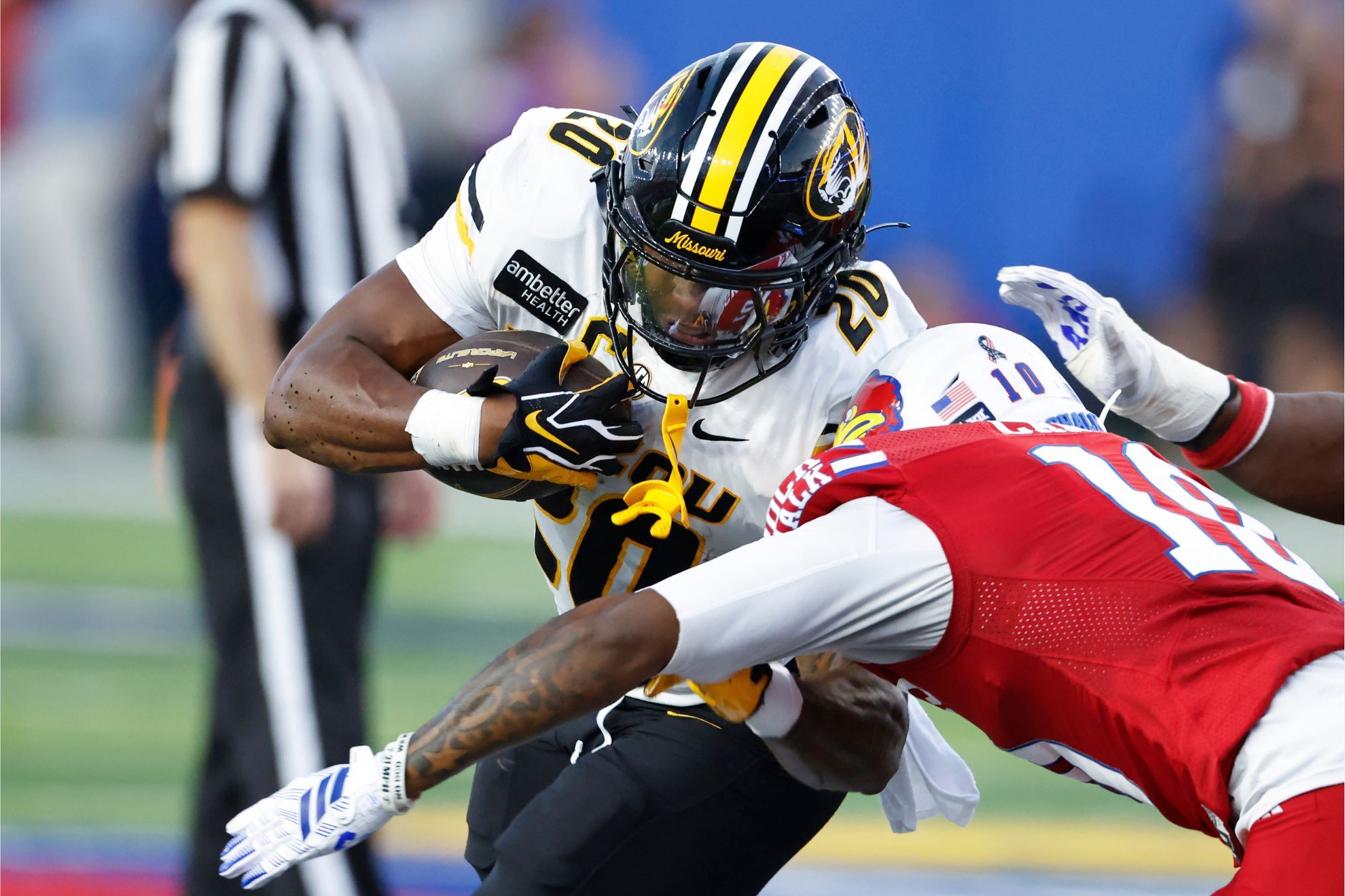 Missouri running back Jamal Roberts (20) attempts to slip past Kansas cornerback Elijah Cannon (10) LaPresse