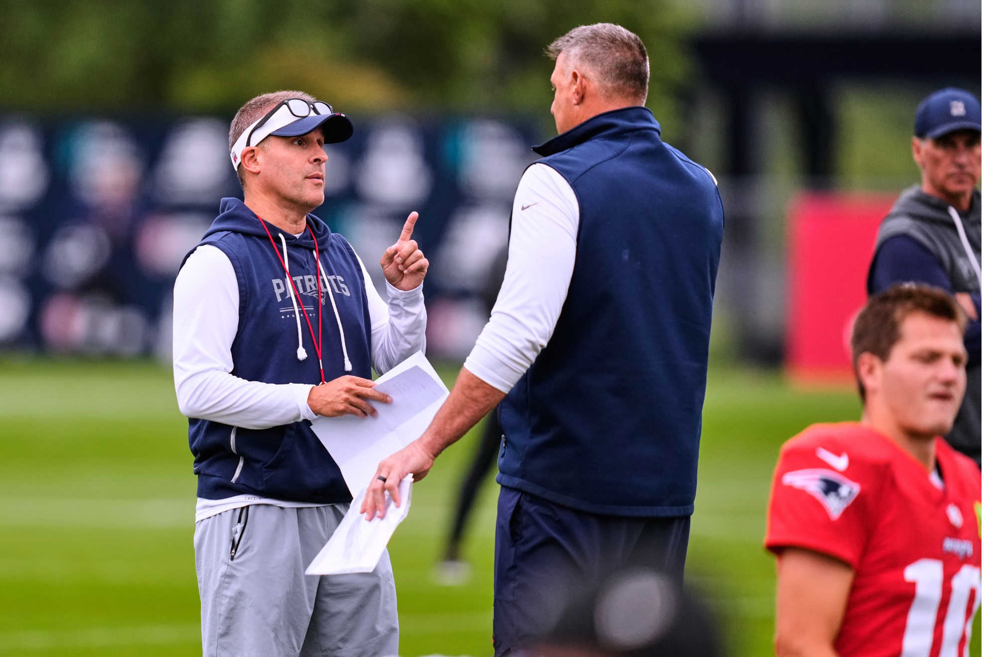 Josh McDaniels (left) and Mike Vrabel (right) discuss something during a New England Patriots practice. LAPRESSE