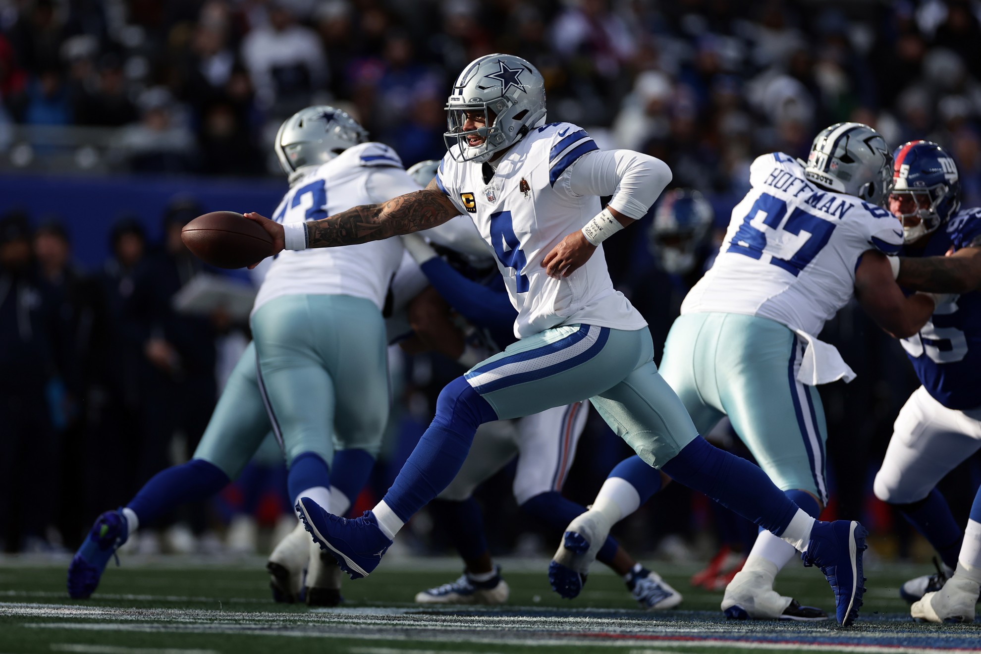 Dak Prescott (4) hands off the ball during an NFL football game against the New York Giants / LAPRESSE