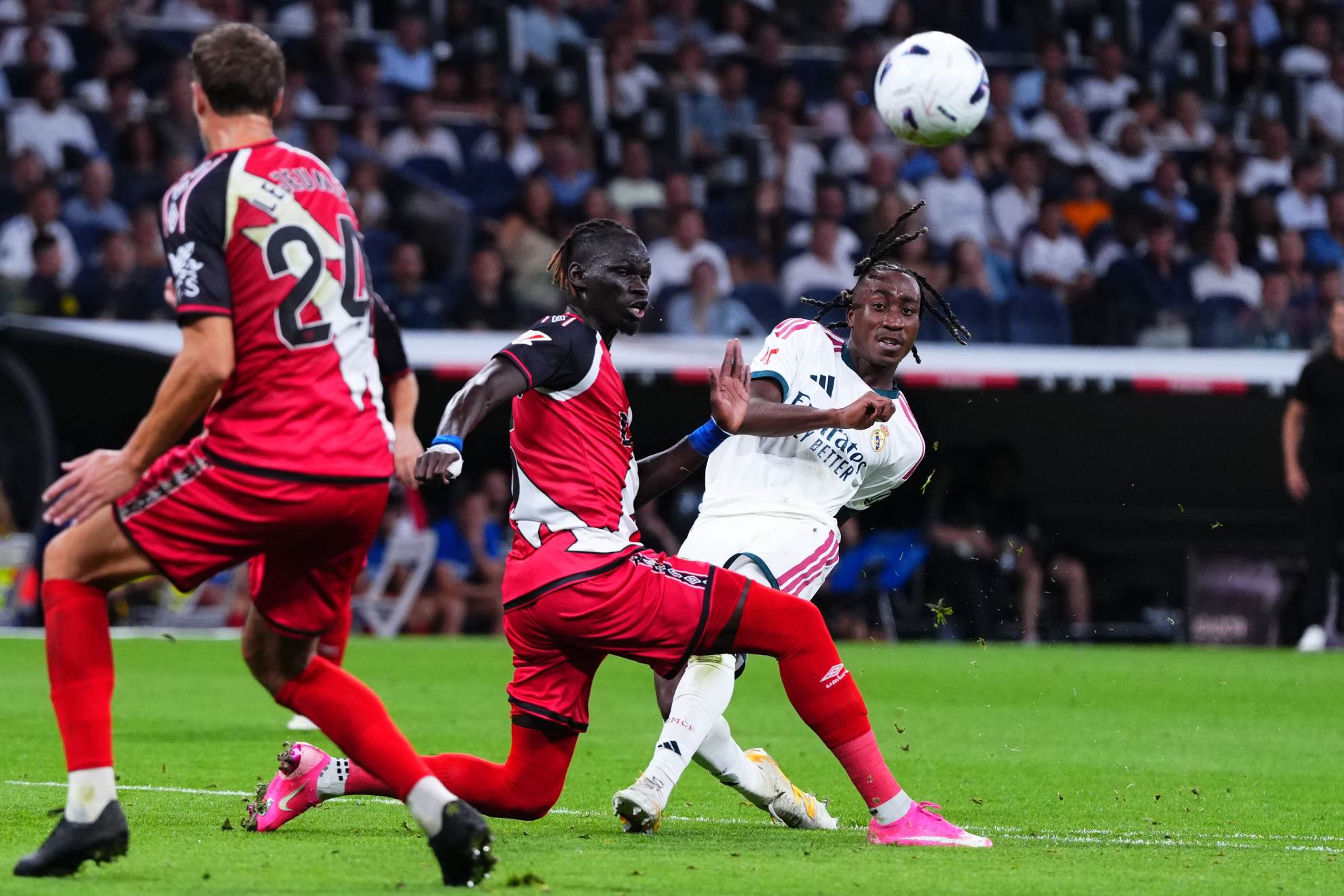 Real Madrid's Yan Diomande, right, attempts a shot on goal during the Spanish La Liga soccer match between Real Madrid and Rayo Vallecano in Madrid Manu Fernandez