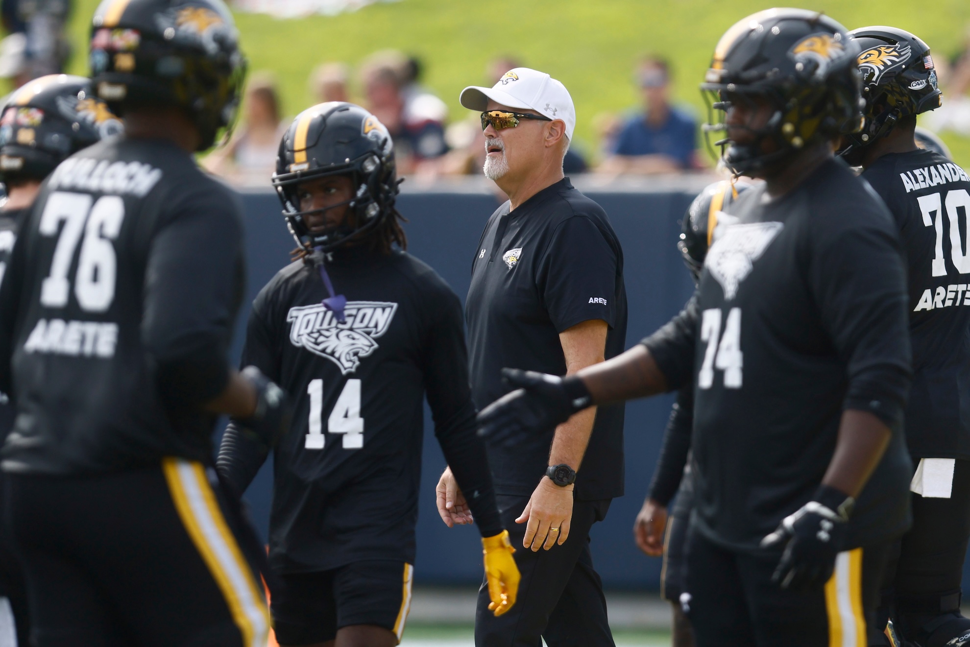 Towson head coach Pete Shinnick warms up his team LaPresse