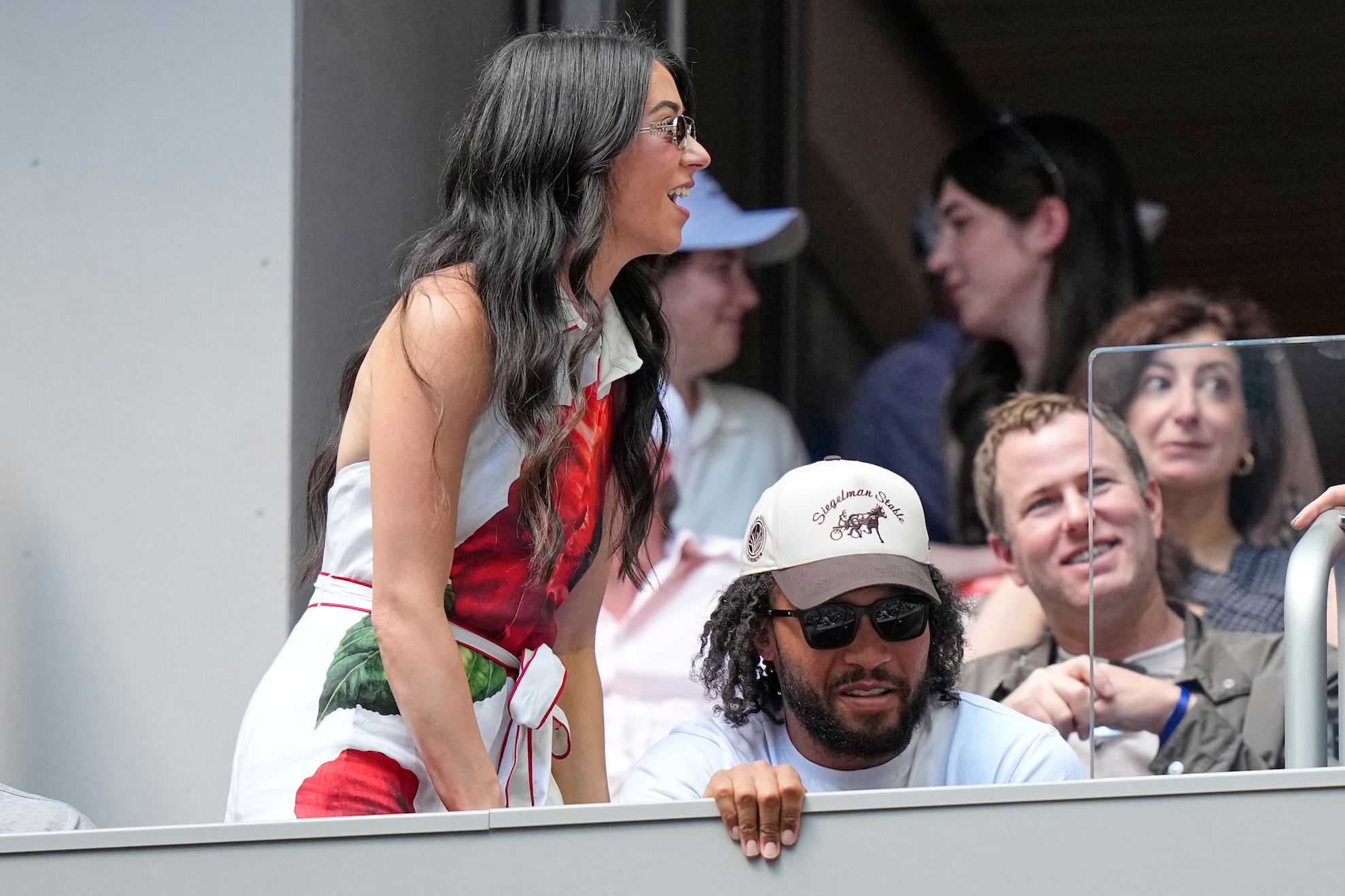 Ali Brunson, left, and New York Knicks' Jalen Brunson, right, attend the men's singles final of the U.S. Open LaPresse