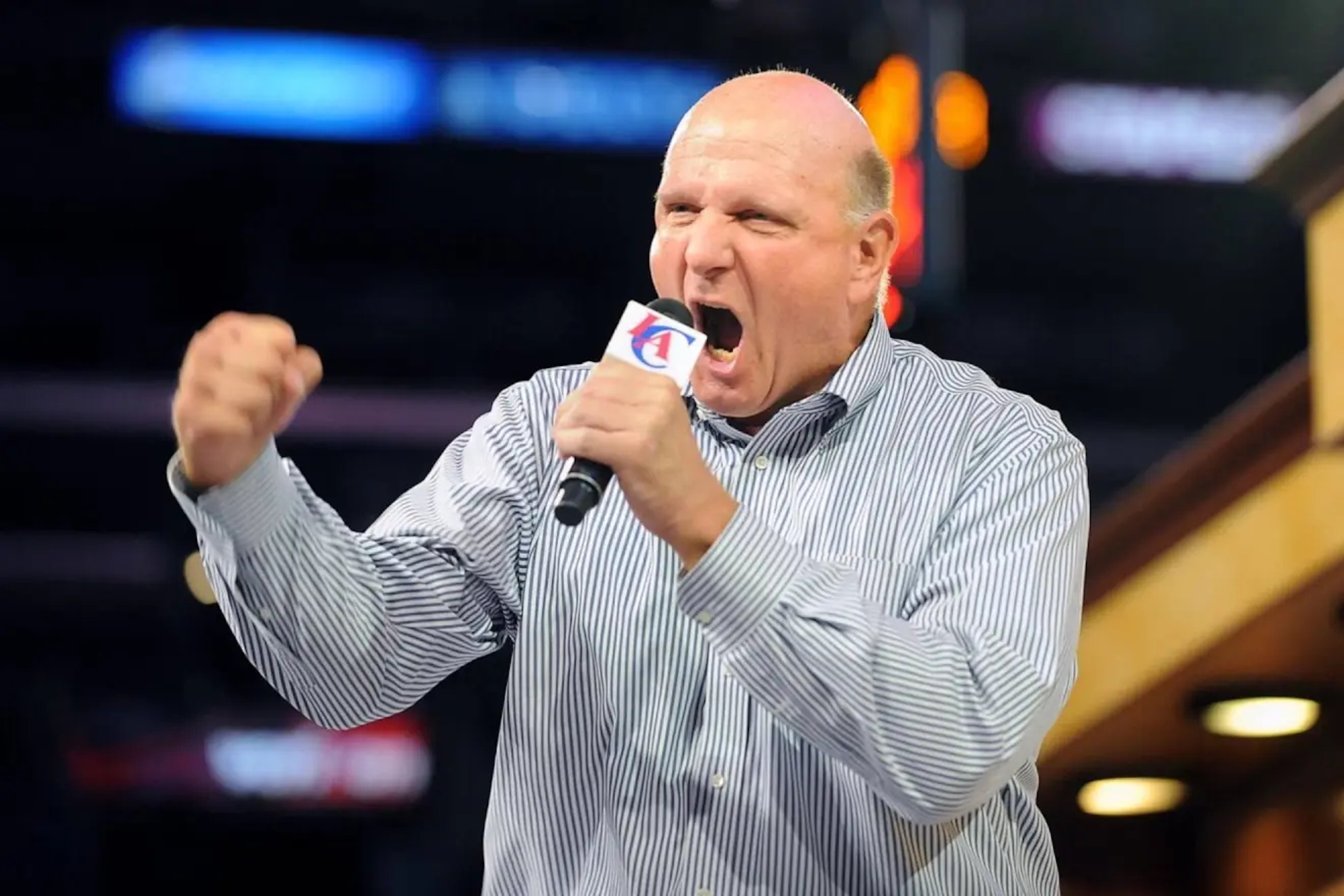 Steve Ballmer speaks to Clippers fans during an event. LAPRESSE