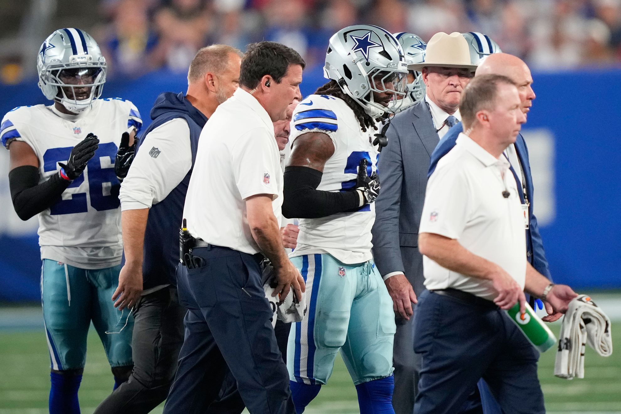 Dallas Cowboys free safety Malik Hooker walks off the field with members of the medical staff LAPRESSE