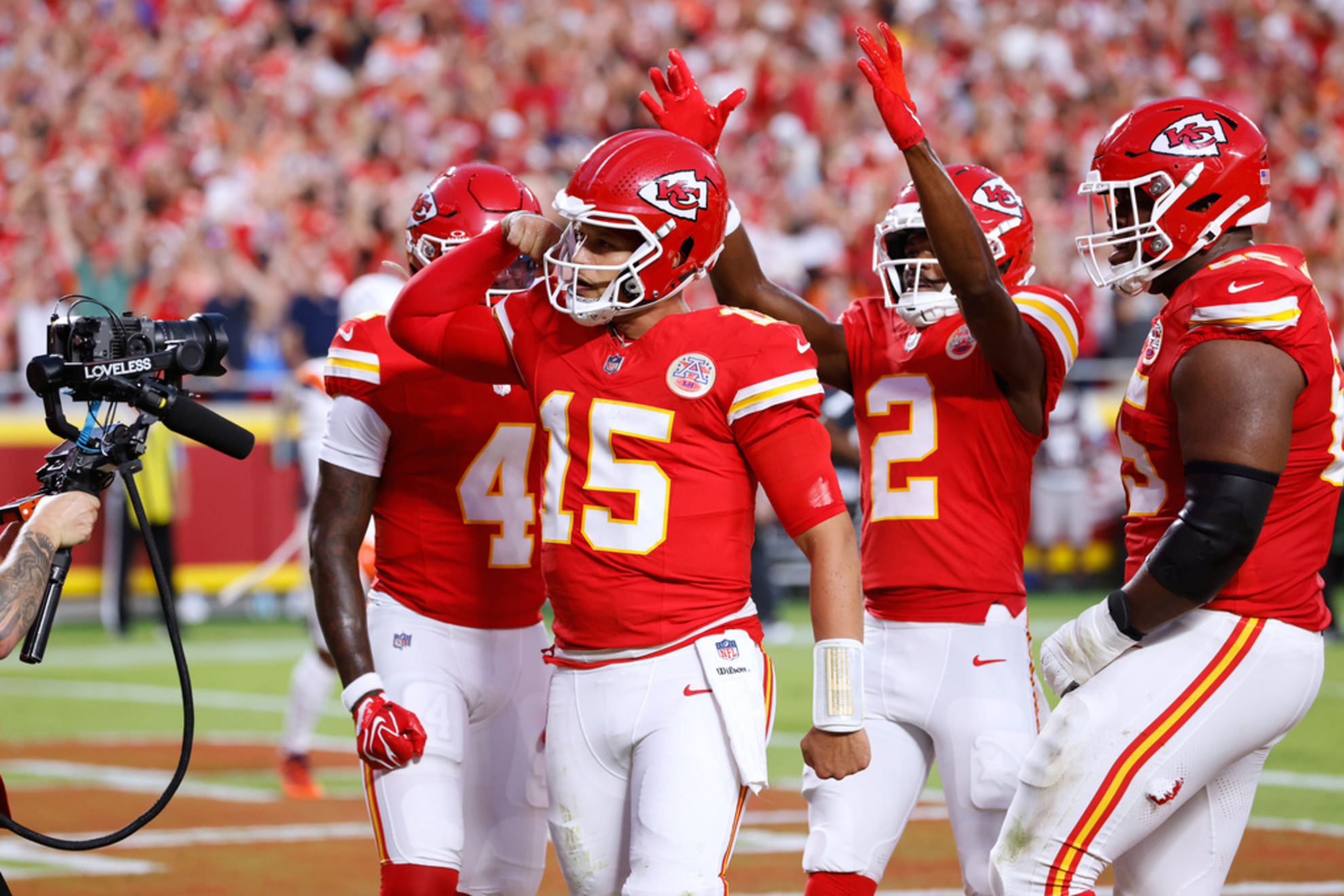 Kansas City Chiefs quarterback Patrick Mahomes celebrates his touchdown run with teammates LAPRESSE