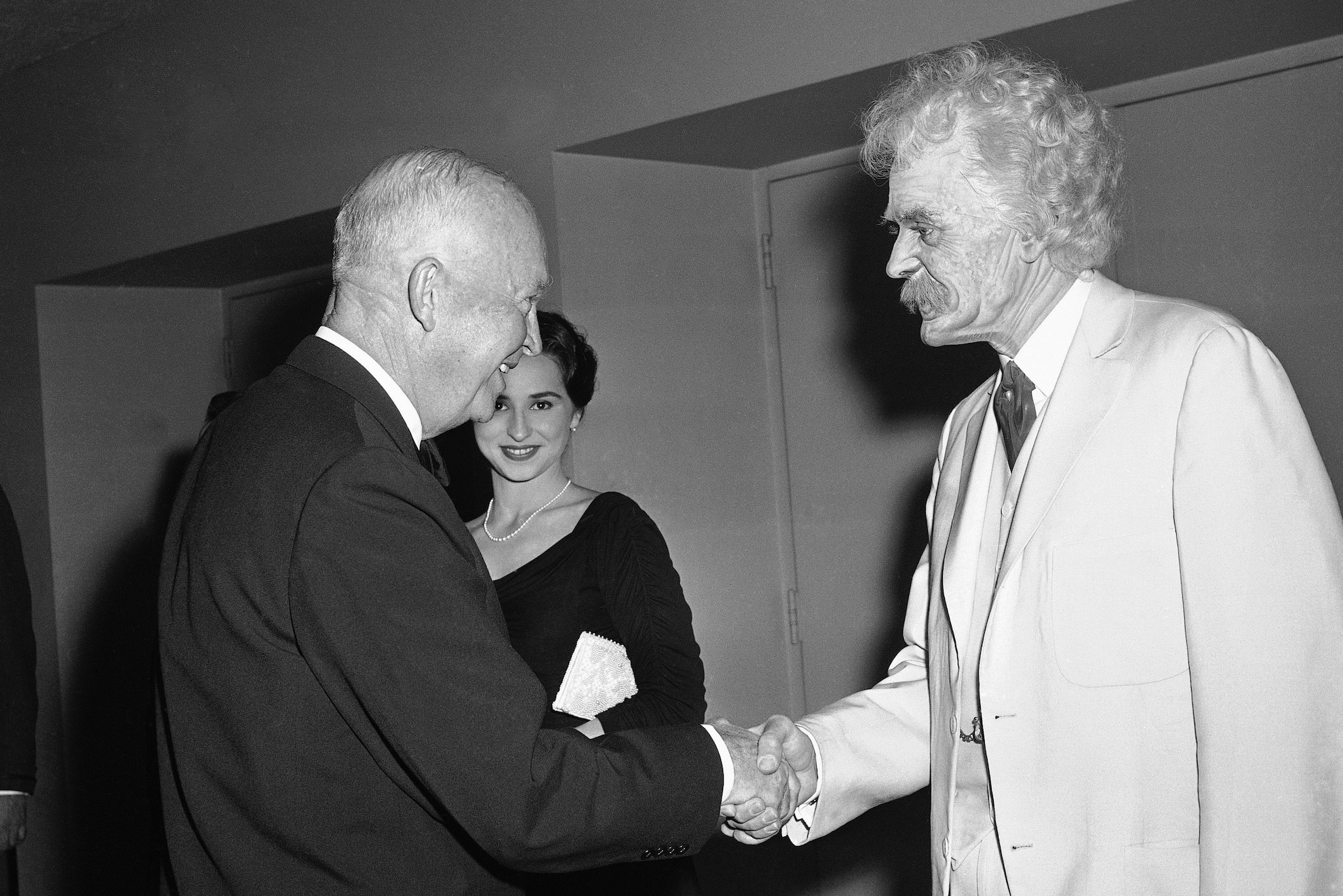 President Dwight Eisenhower shakes hands with 'Mark Twain' New York actor Hal Holbrook at the conclusion of the annual White House Correspondents Association dinner on Oct. 12, 1959 LaPresse