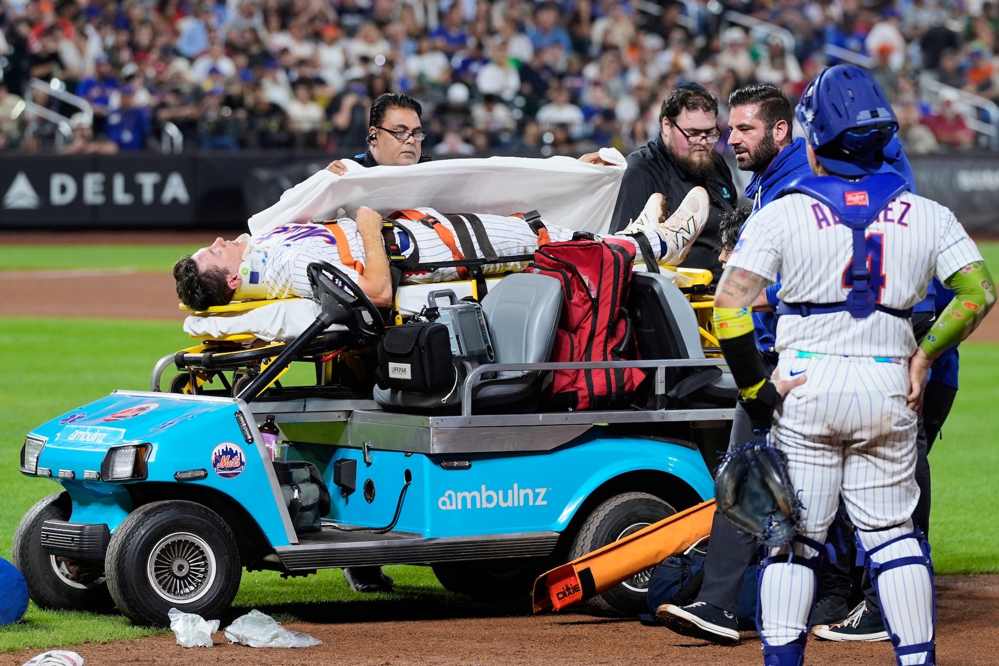 New York Mets first baseman Jared Young is brought off the field on a stretcher LAPRESSE