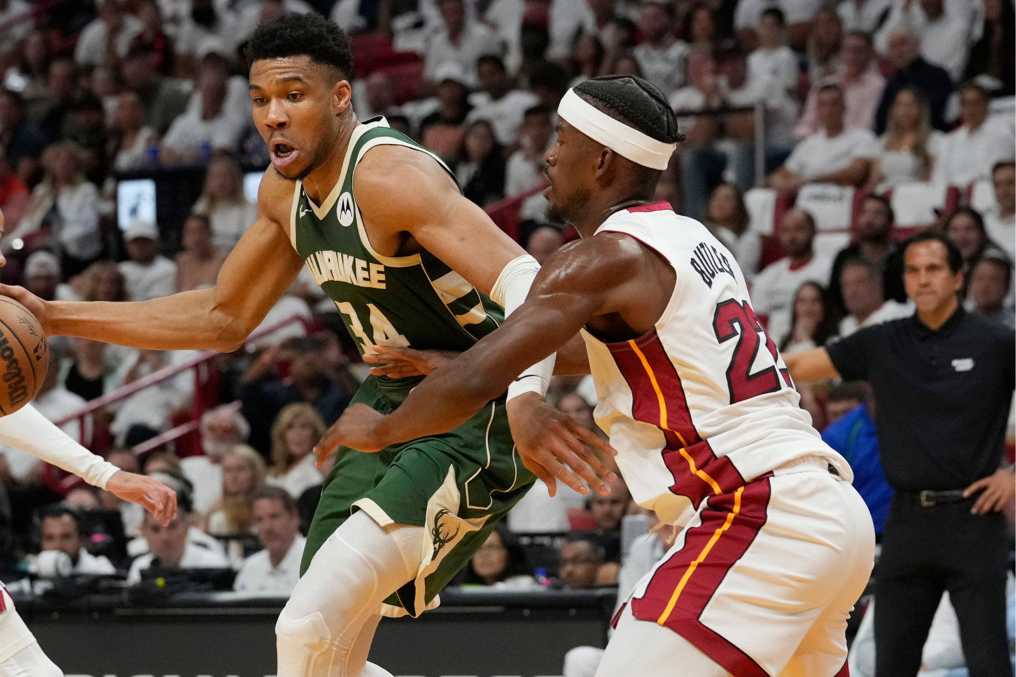 Giannis Antetokounmpo is guarded by Jimmy Butler during a Milwaukee Bucks vs. Miami Heat NBA game. LAPRESSE