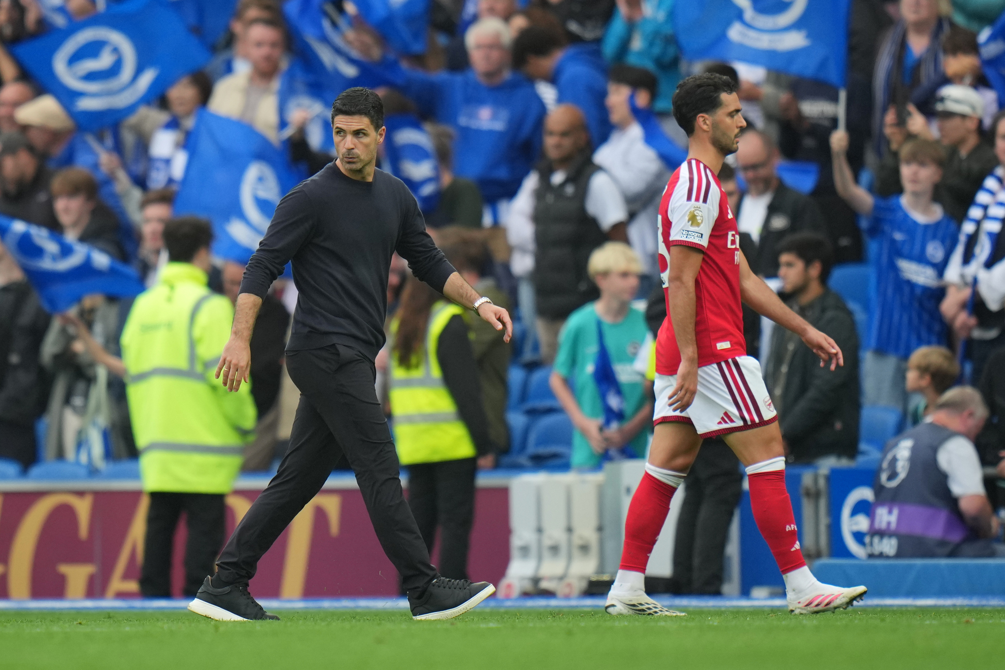 Arsenal's manager Mikel Arteta walks off the pitch LAPRESSE