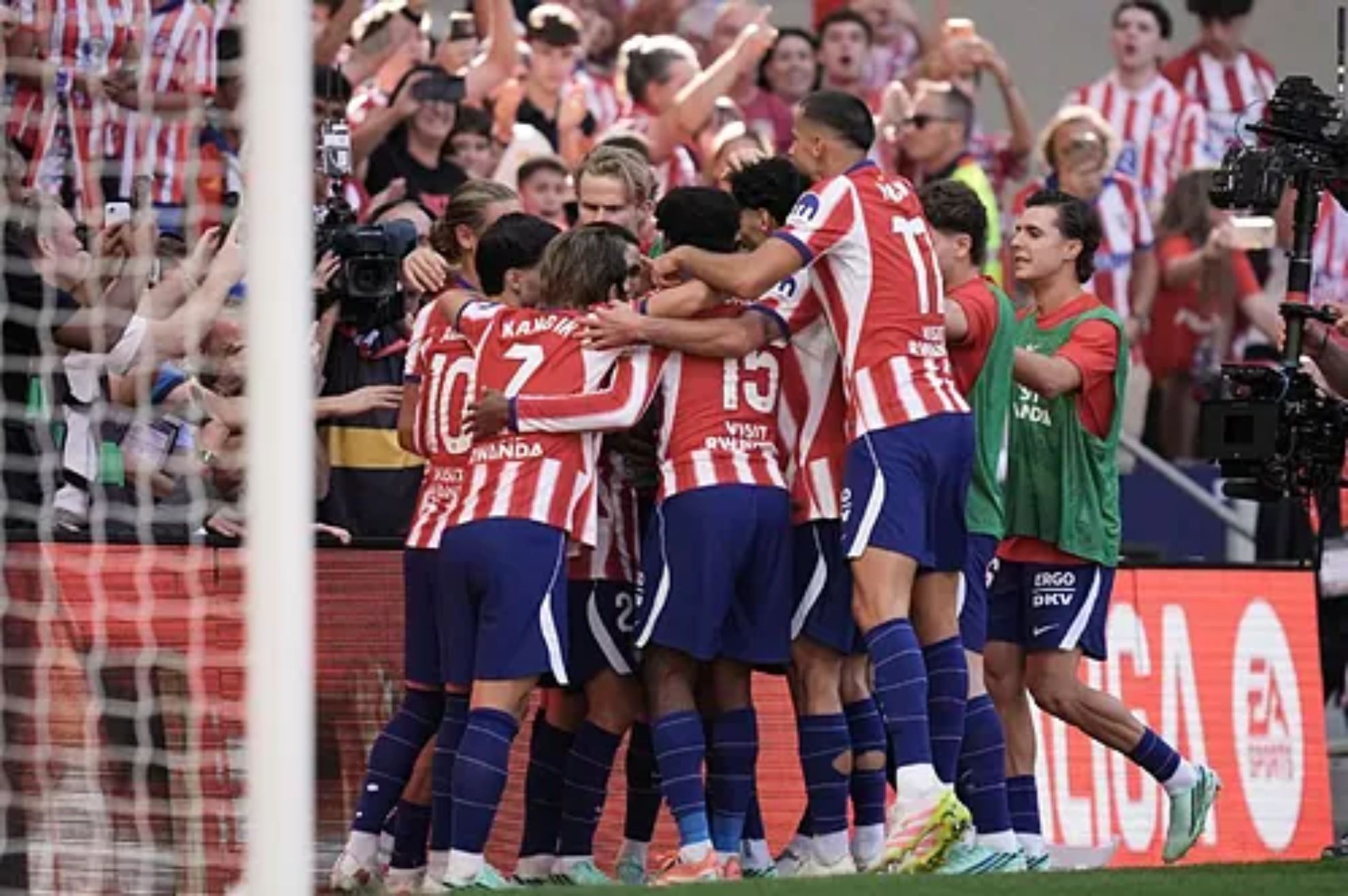 The Atlético players celebrate one of the goals