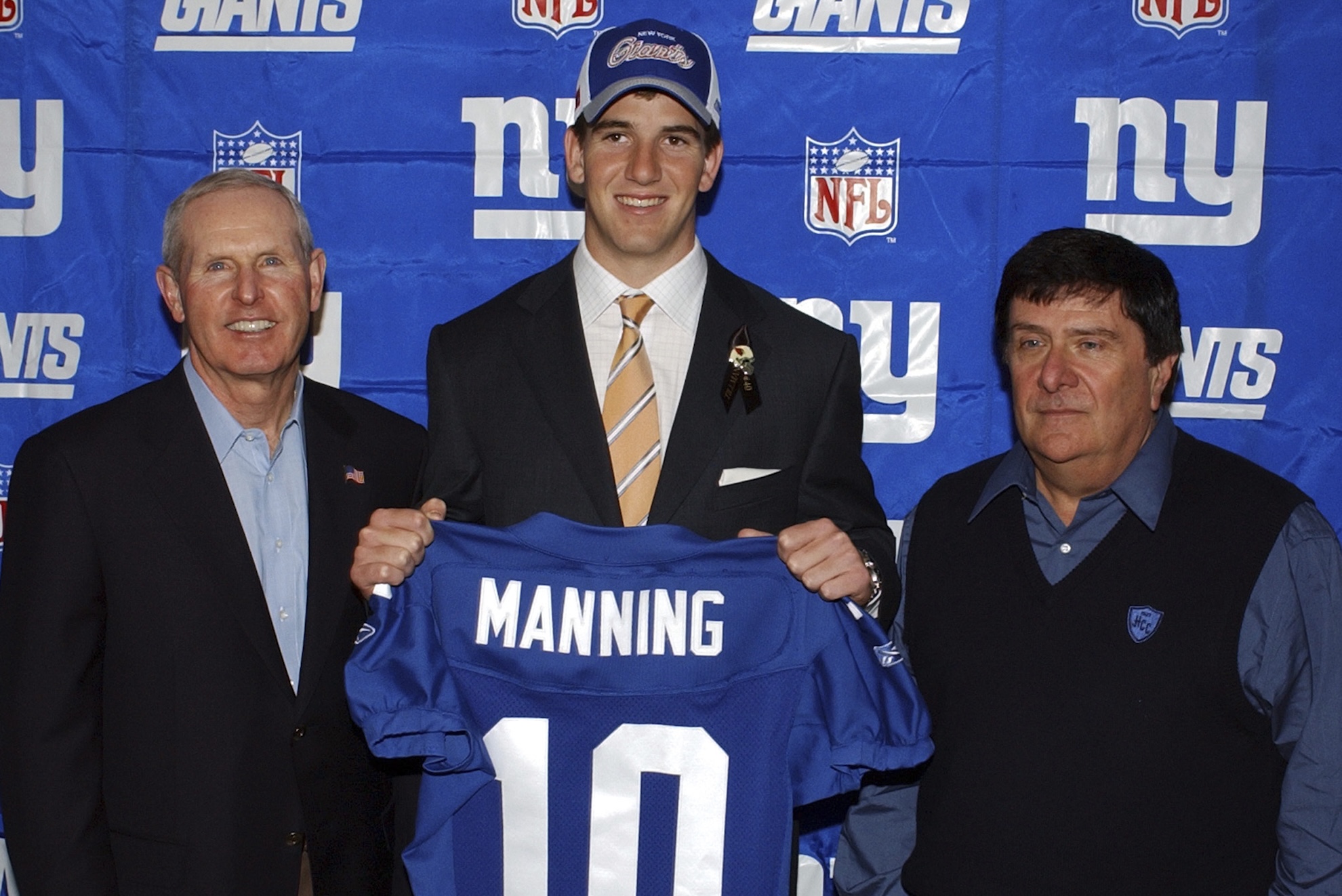 New York Giants draft pick Eli Manning poses with coach Tom Coughlin, left, and general manager Ernie Accorsi in 2004 LaPresse