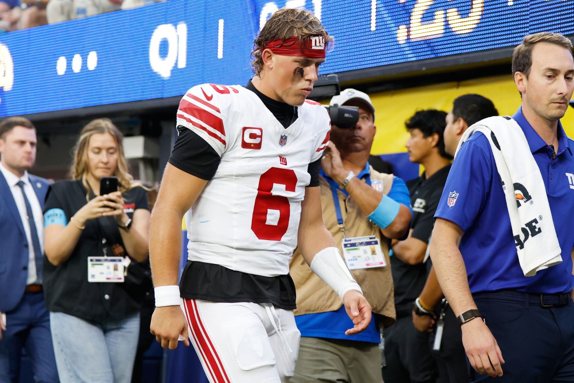New York Giants quarterback Jaxson Dart (6)