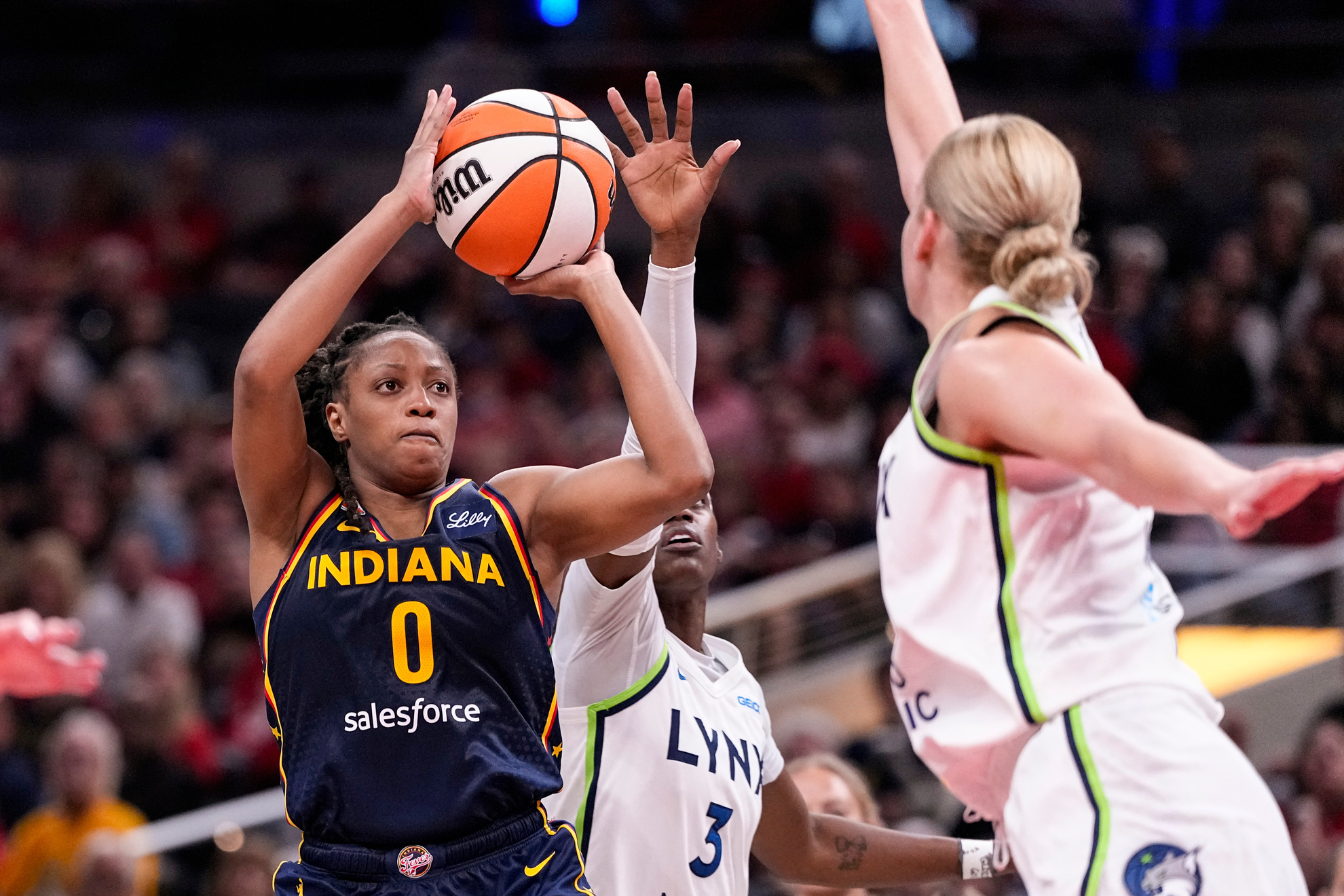 Indiana Fever guard Kelsey Mitchell shoots over Minnesota Lynx forward Dorka Juhasz LAPRESSE